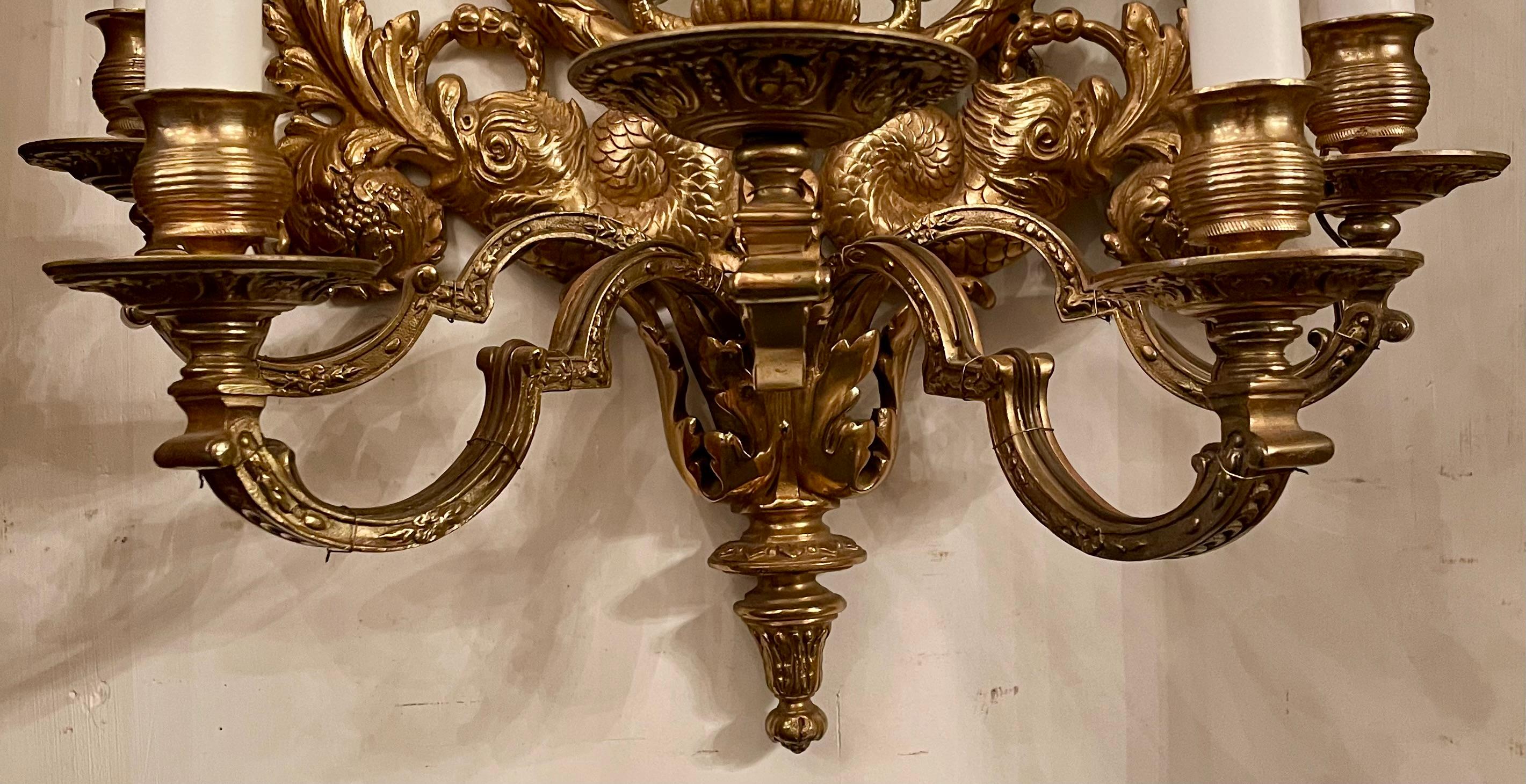 Français Paire d'appliques murales à 5 lumières en bronze de style néo-classique français, Circa 1900. en vente