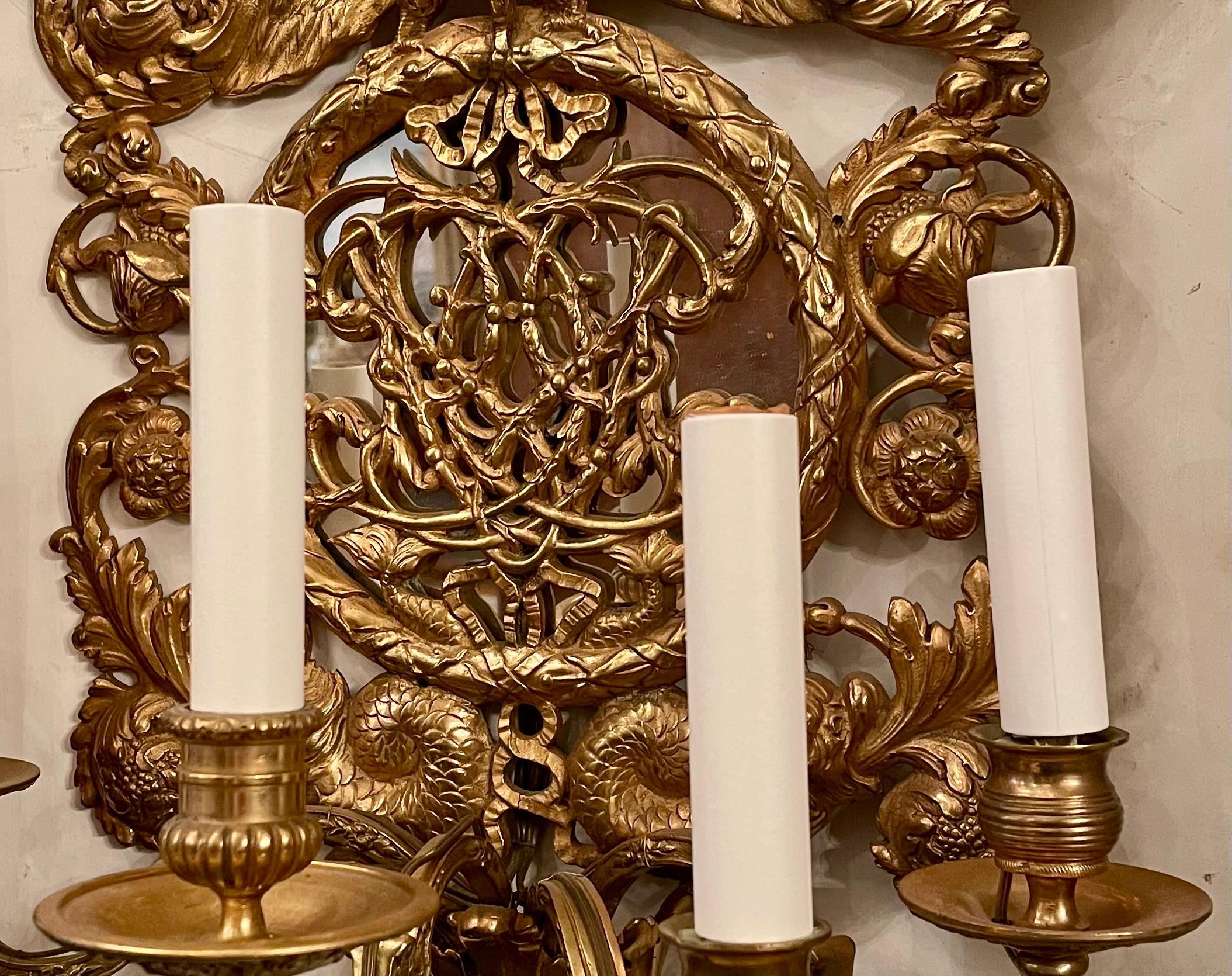 20ième siècle Paire d'appliques murales à 5 lumières en bronze de style néo-classique français, Circa 1900. en vente