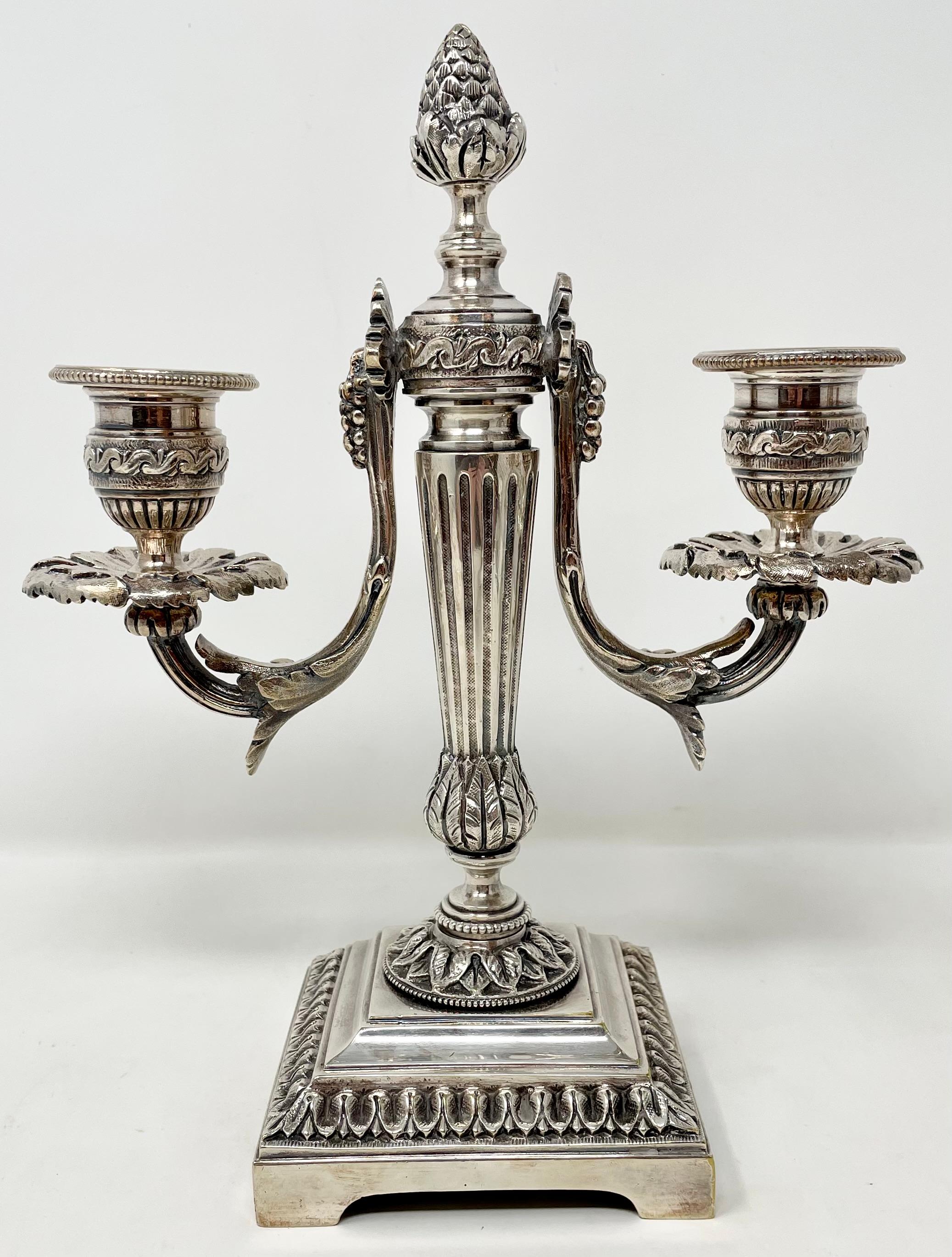 Coppia Antique French Neo-Classical candelabri in bronzo argentato, circa 1890-1900.