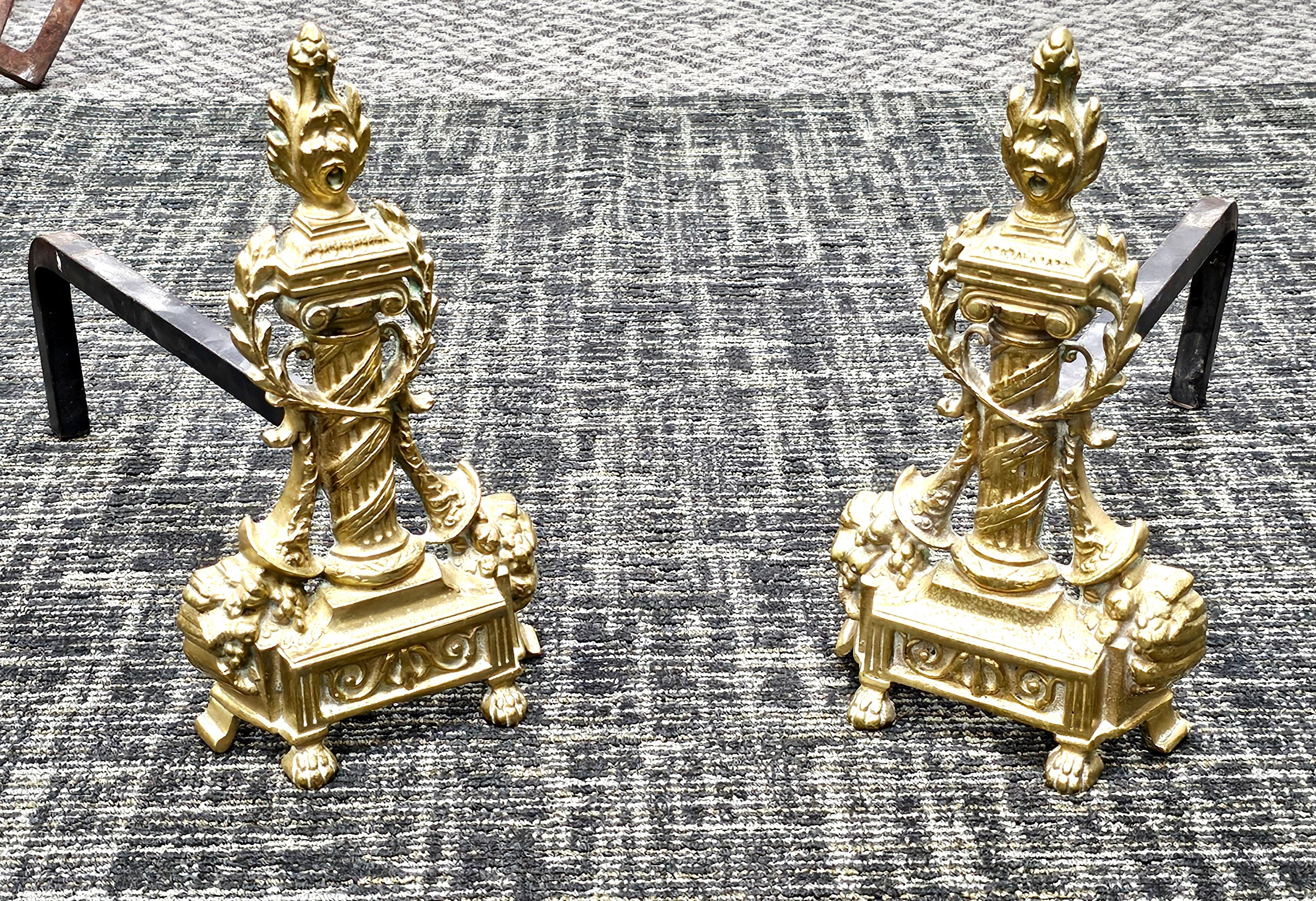 Paire de chenets anciens en laiton coulé de style néoclassique français en vente 2