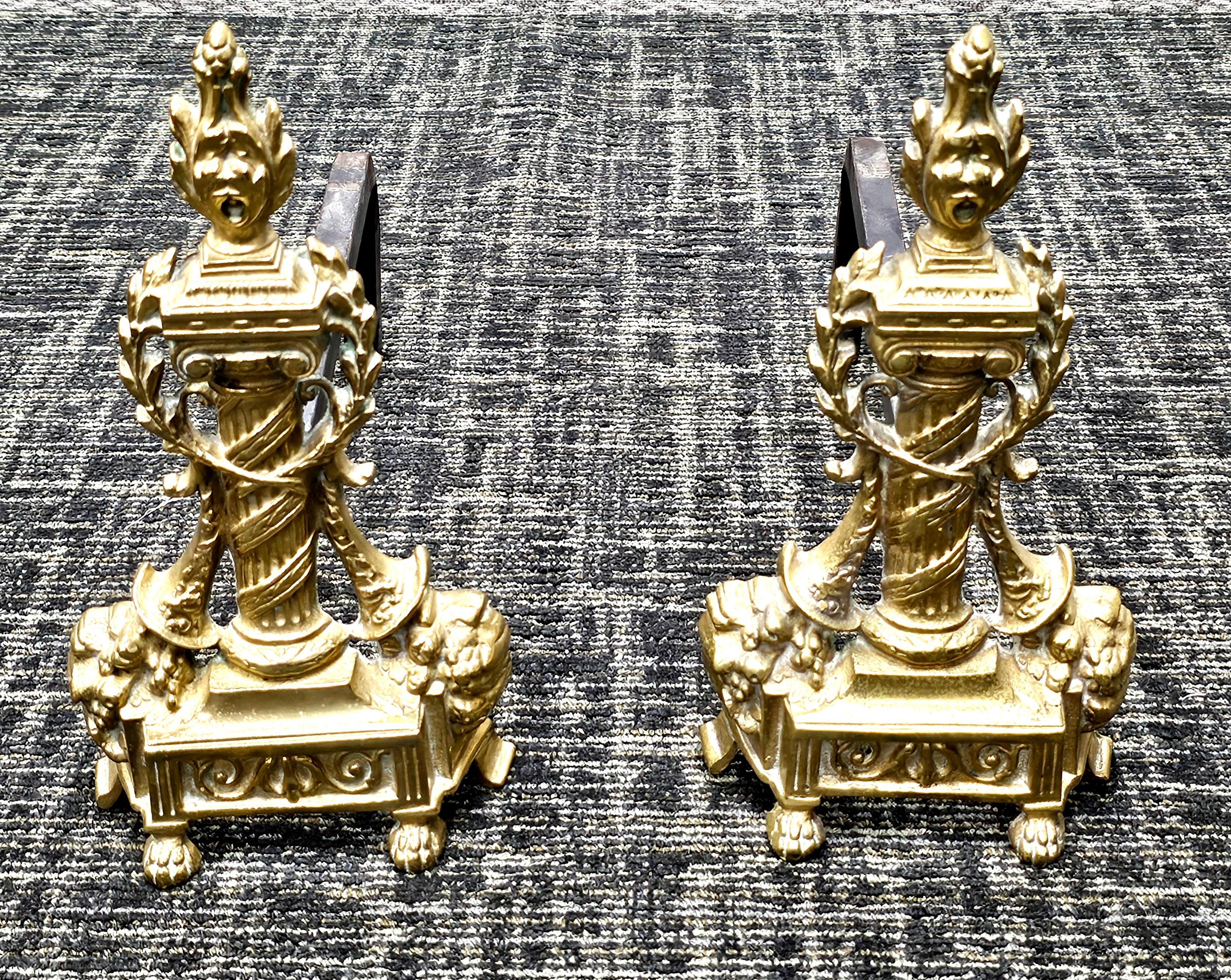 Paire de chenets anciens en laiton coulé de style néoclassique français en vente 3