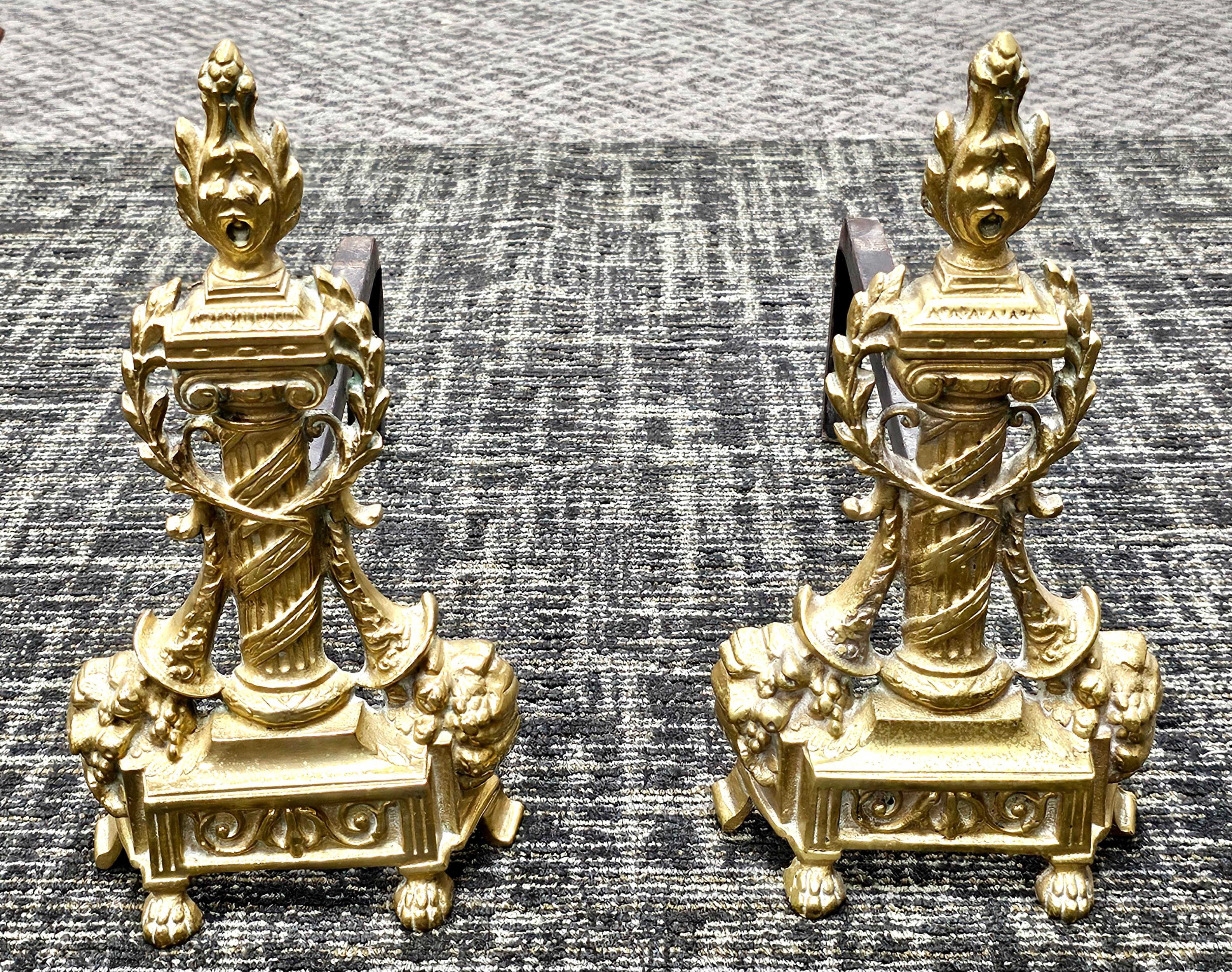 Paire de chenets anciens en laiton coulé de style néoclassique français en vente 4