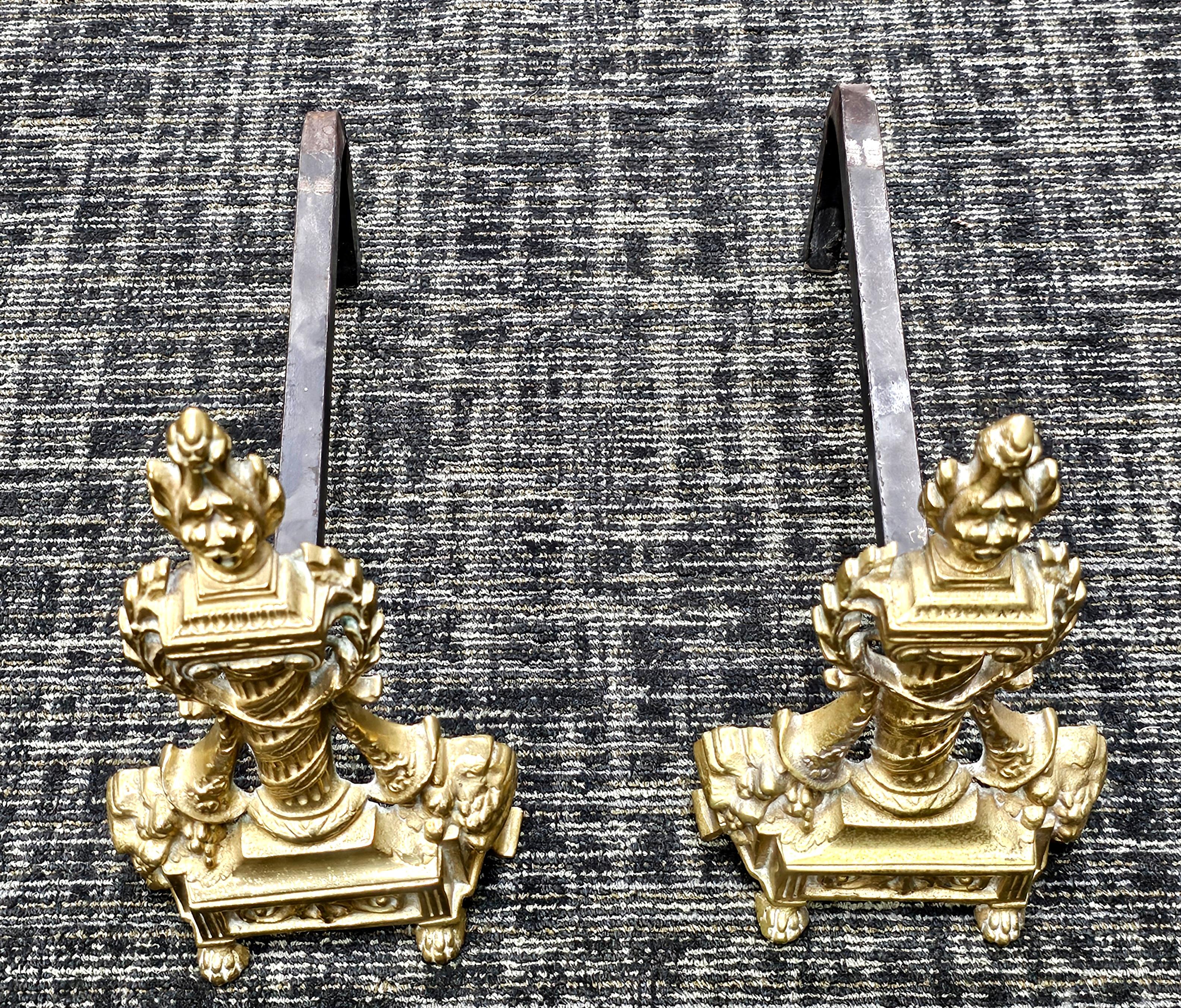 Paire de chenets anciens en laiton coulé de style néoclassique français en vente 5