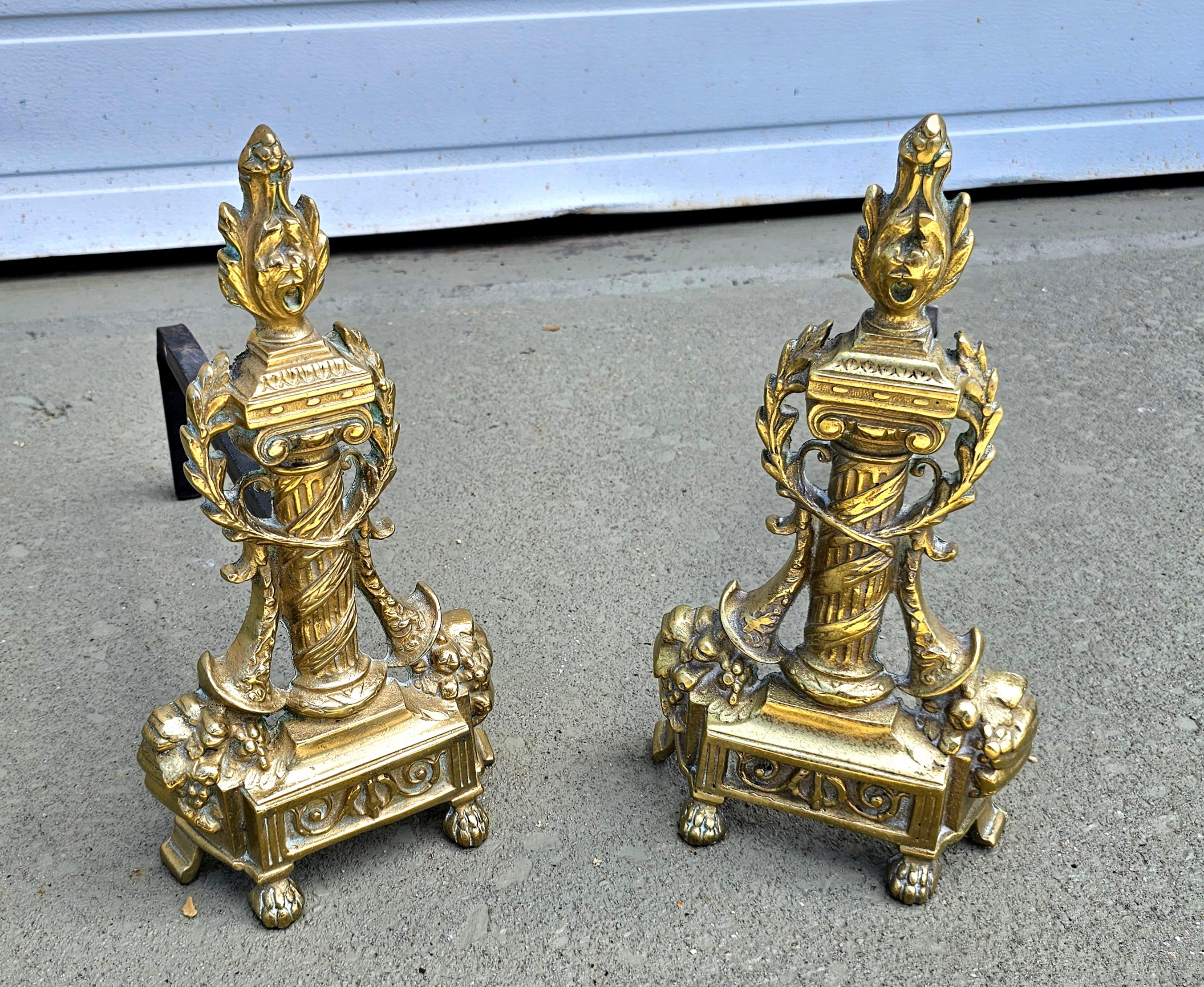 Une superbe paire de  Andirons anciens en laiton moulé de style néoclassique français, circa 1920
 Mesure 7