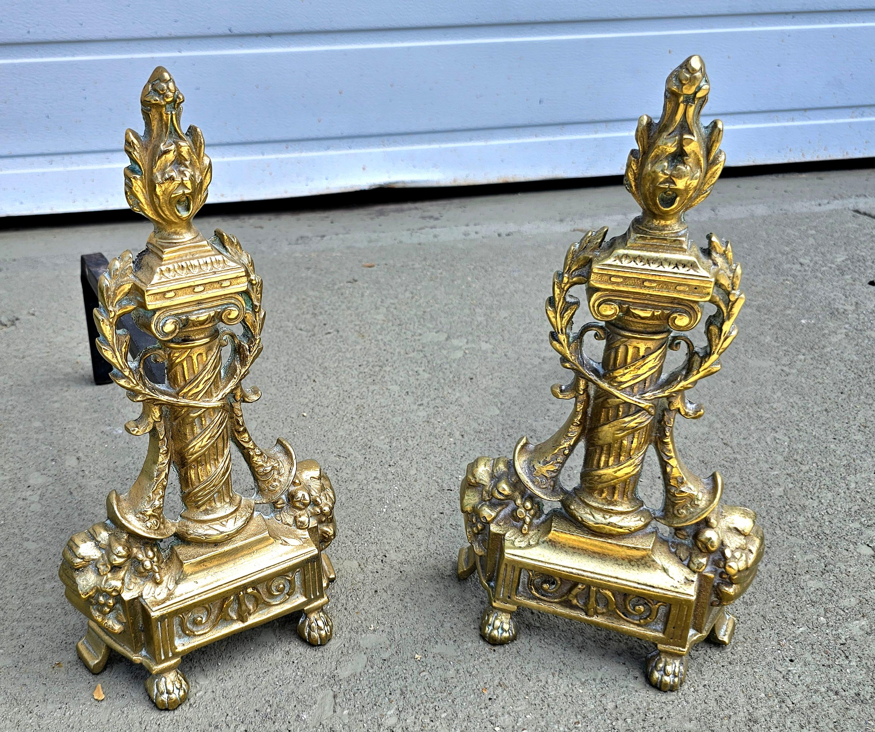 Néoclassique Paire de chenets anciens en laiton coulé de style néoclassique français en vente