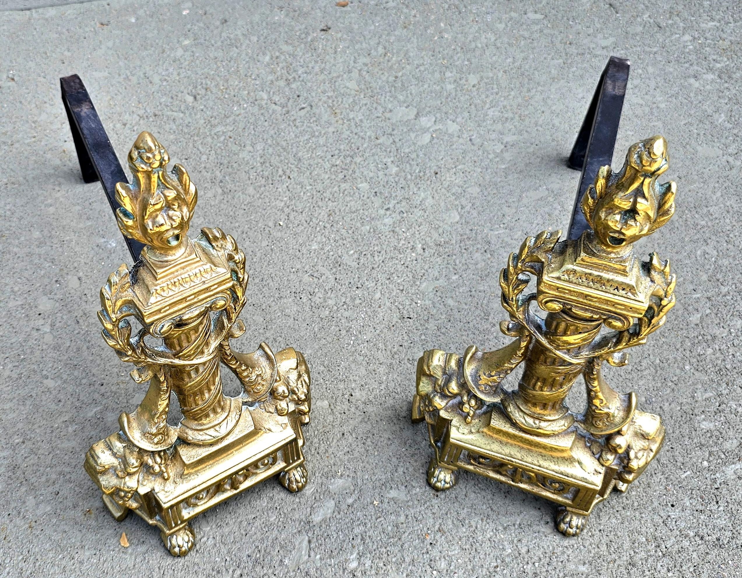 Inconnu Paire de chenets anciens en laiton coulé de style néoclassique français en vente