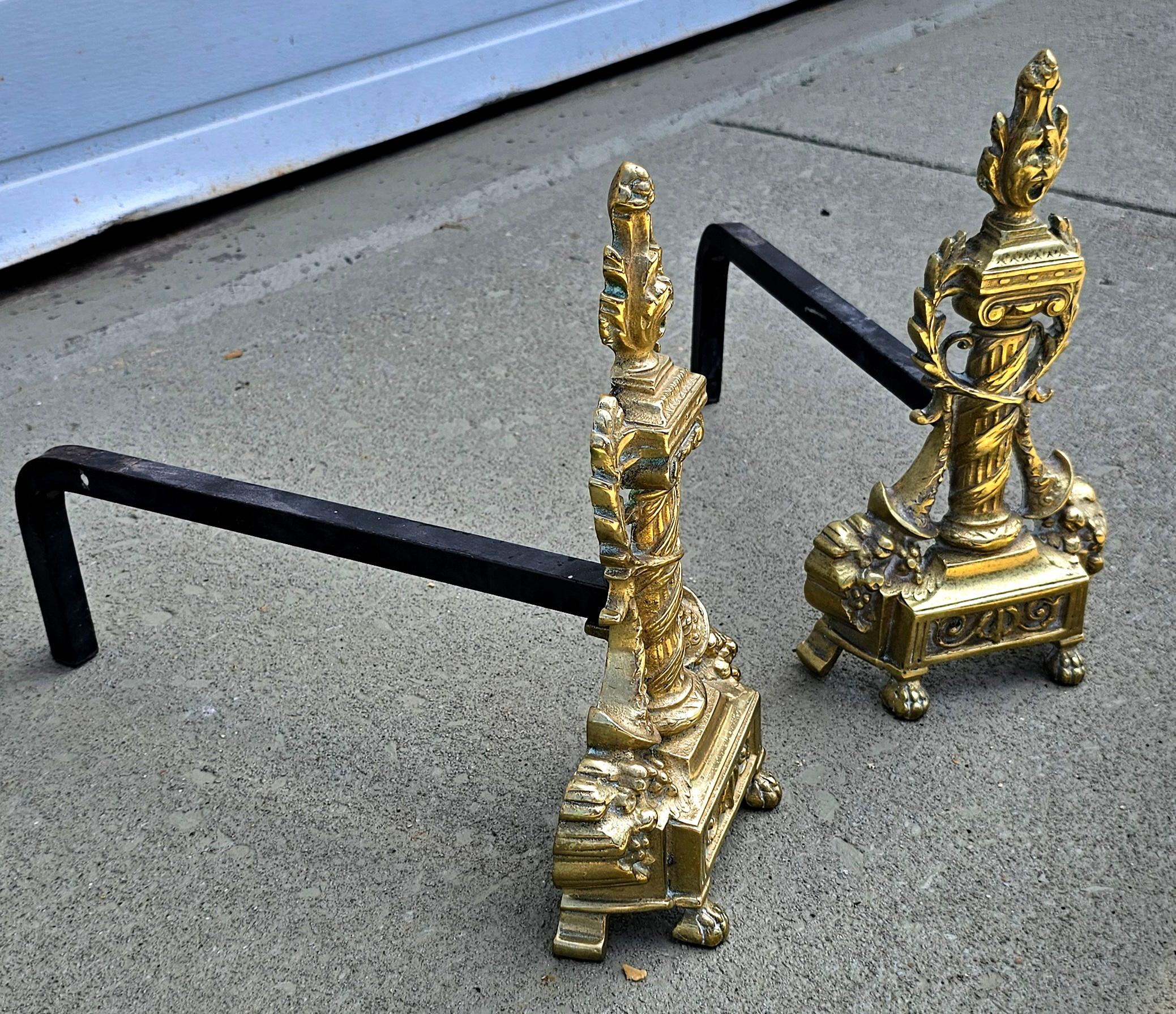 Buriné Paire de chenets anciens en laiton coulé de style néoclassique français en vente