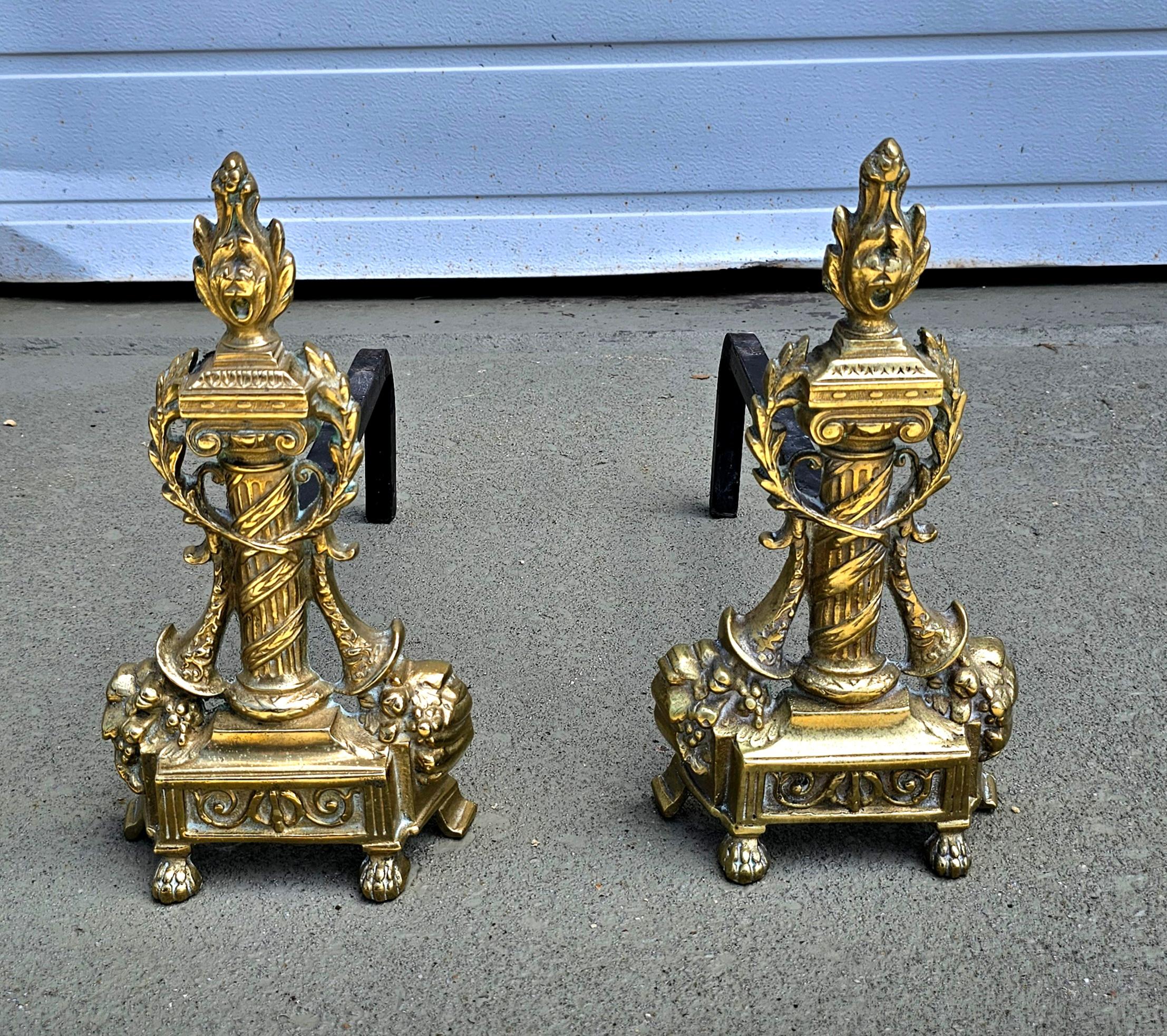 Paire de chenets anciens en laiton coulé de style néoclassique français Bon état - En vente à Germantown, MD