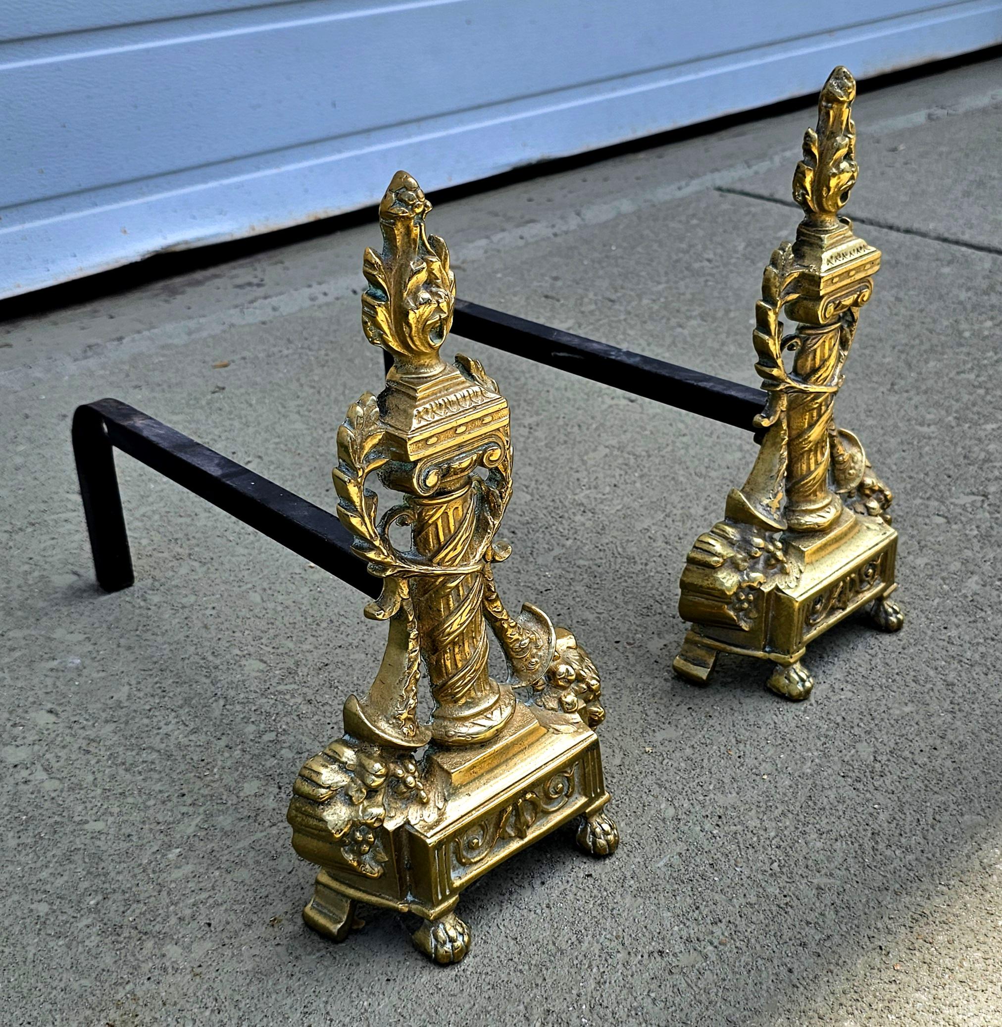 20ième siècle Paire de chenets anciens en laiton coulé de style néoclassique français en vente