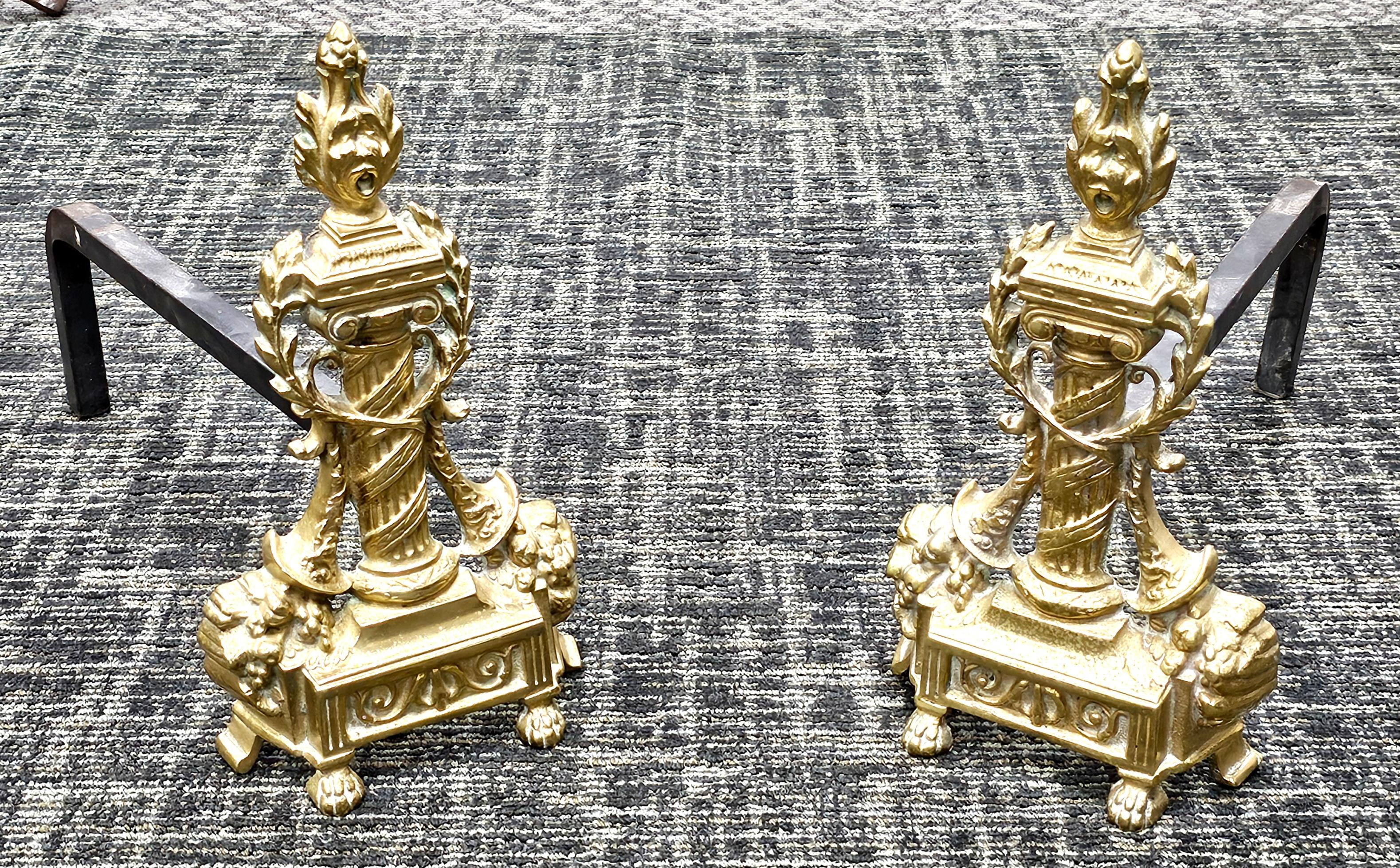 Paire de chenets anciens en laiton coulé de style néoclassique français en vente 1