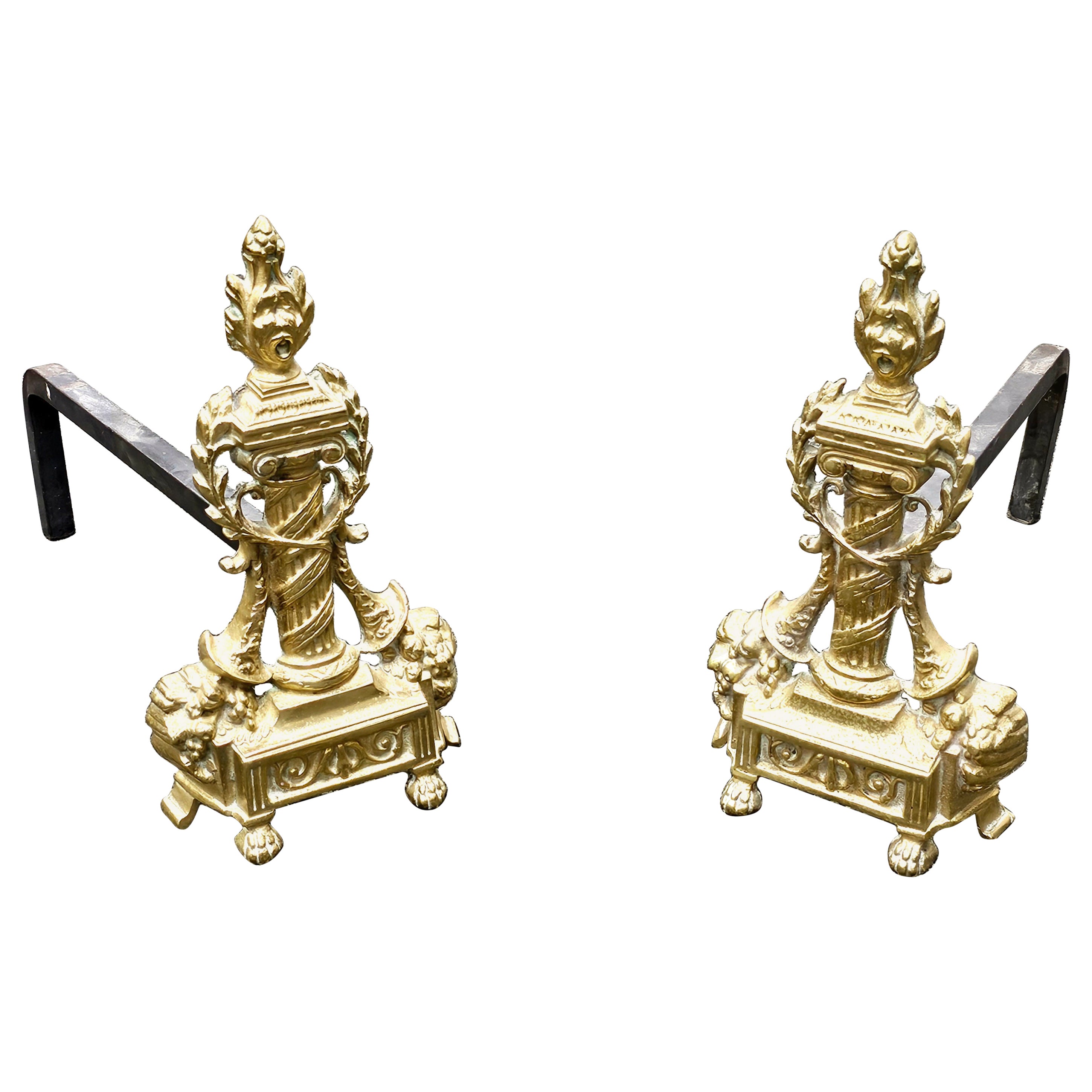 Paire de chenets anciens en laiton coulé de style néoclassique français en vente