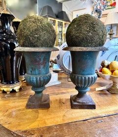 Paar Antique French Neoclassical Cast Iron Urnen