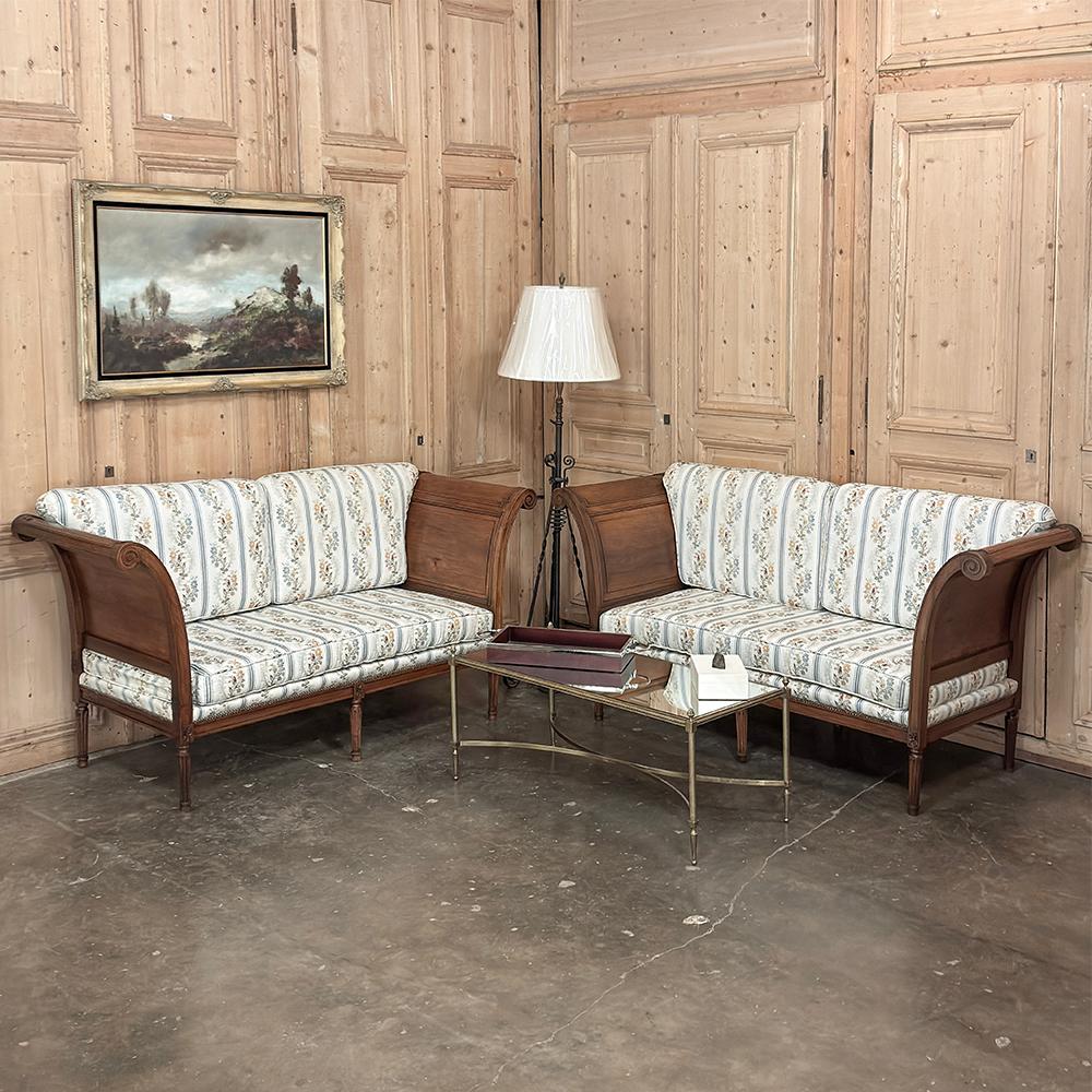 ¡El par de Camas de Día Neoclásicas Francesas Antiguas ~ Chaise Lounges será la elección perfecta para crear estilo, comodidad y simetría en tu habitación familiar!  Con acentos clásicos como las patas cónicas y estriadas rematadas con rosetas, que