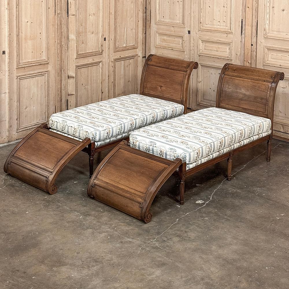 Par de Camas de Día Neoclásicas Antique French ~ Chaise Lounges en Bueno estado para la venta en Dallas, TX