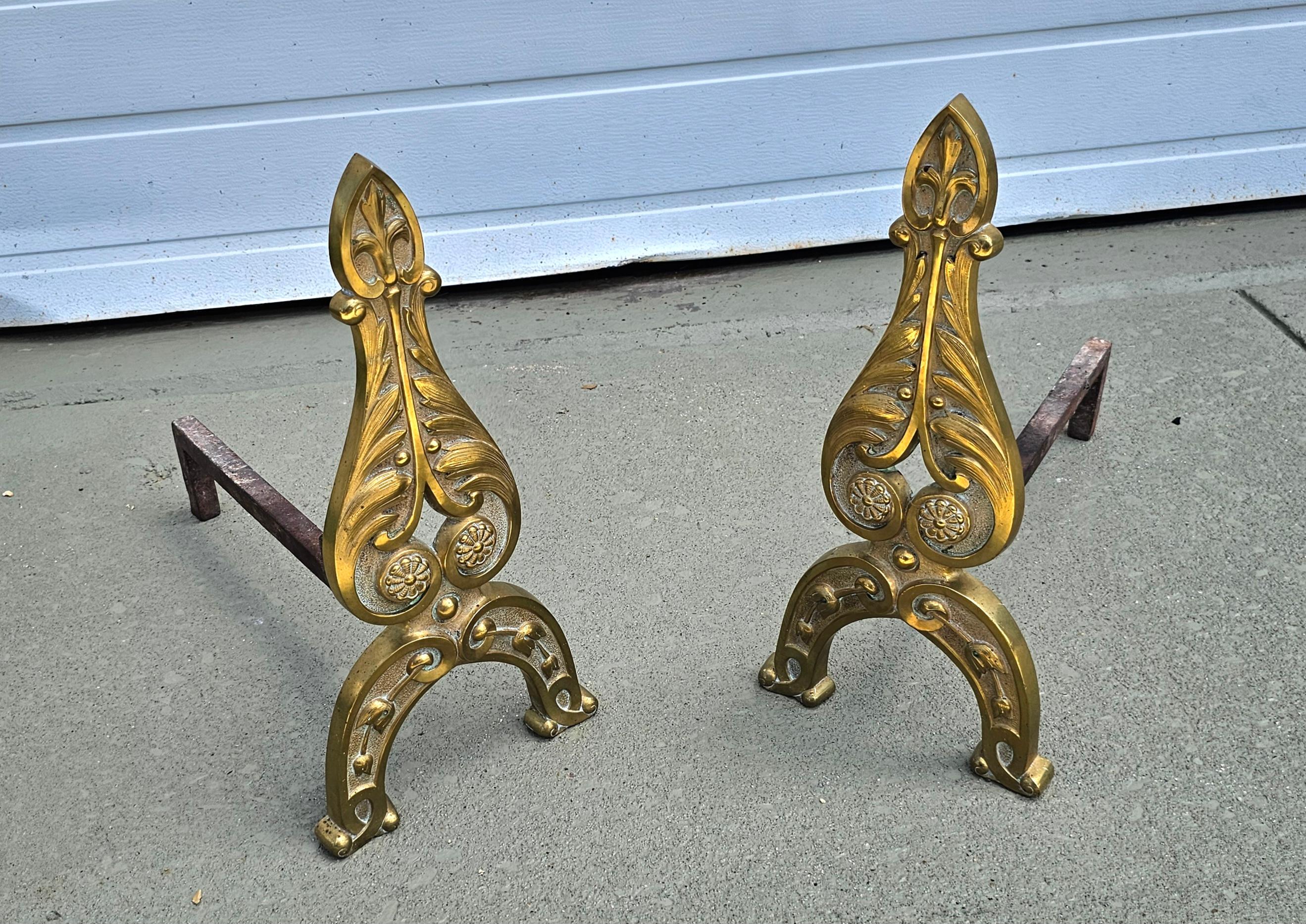 Néoclassique Paire de chenets anciens en laiton moulé de forme feuillagée, de style néoclassique français en vente