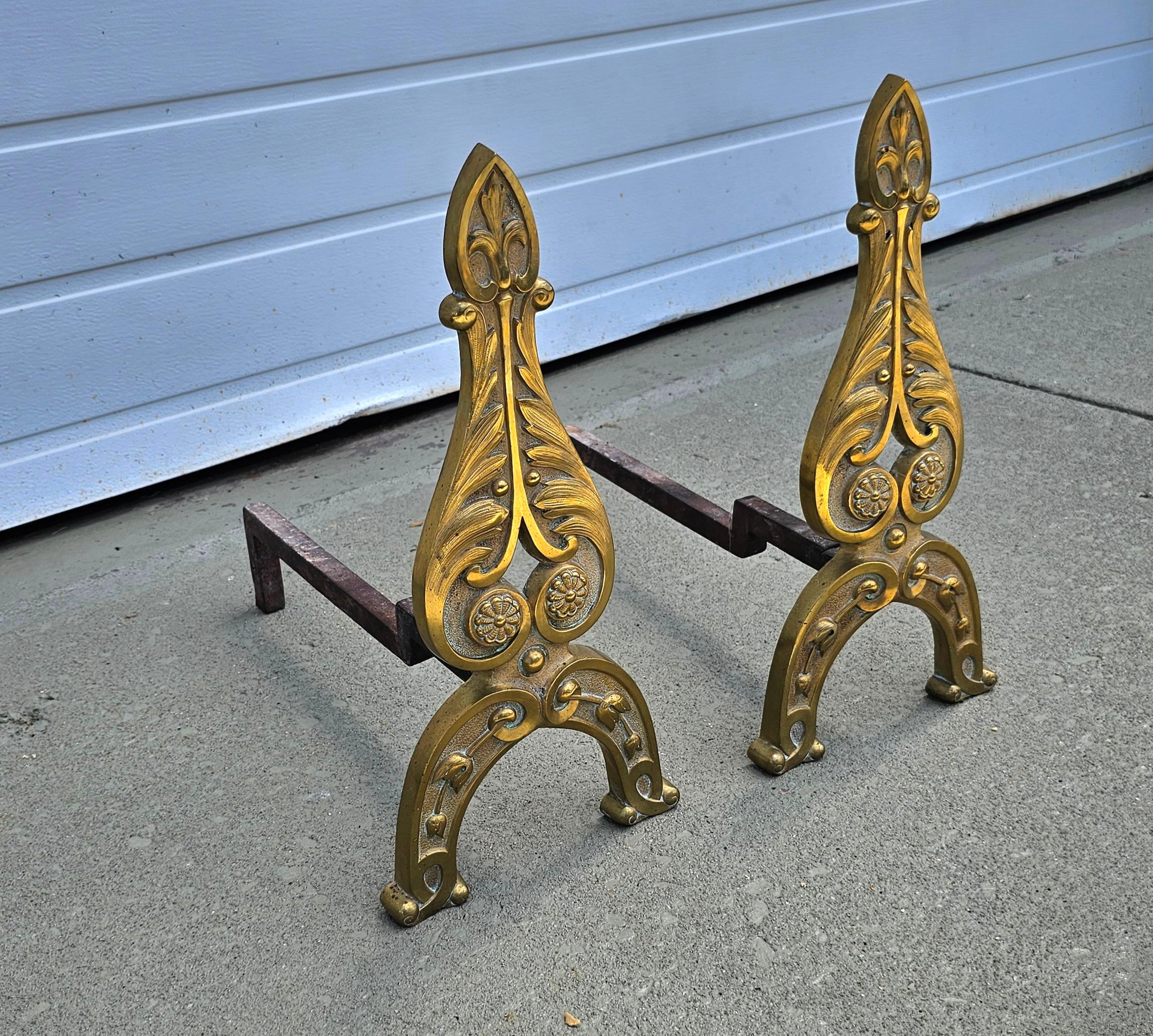 Inconnu Paire de chenets anciens en laiton moulé de forme feuillagée, de style néoclassique français en vente