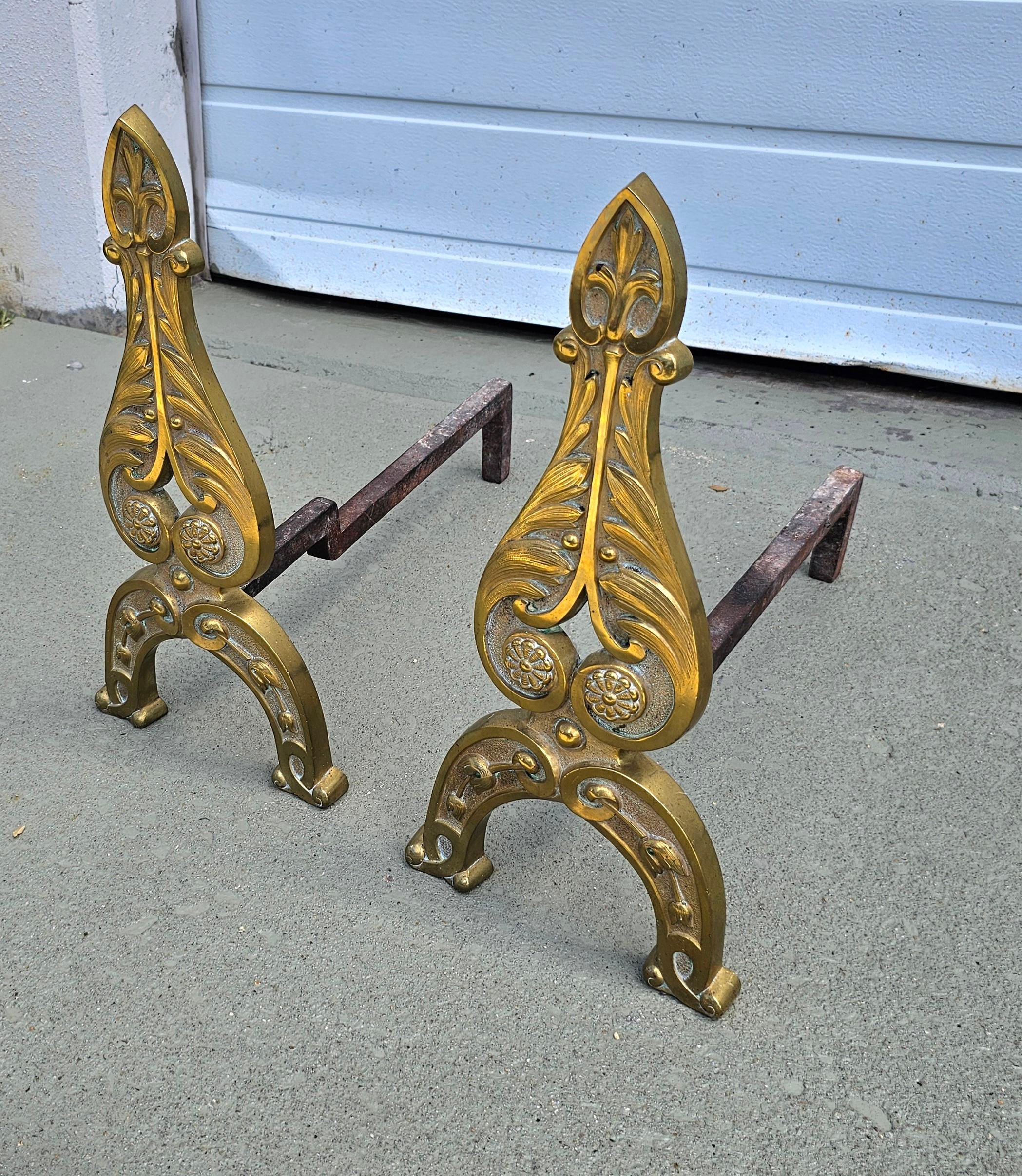 Paire de chenets anciens en laiton moulé de forme feuillagée, de style néoclassique français Bon état - En vente à Germantown, MD