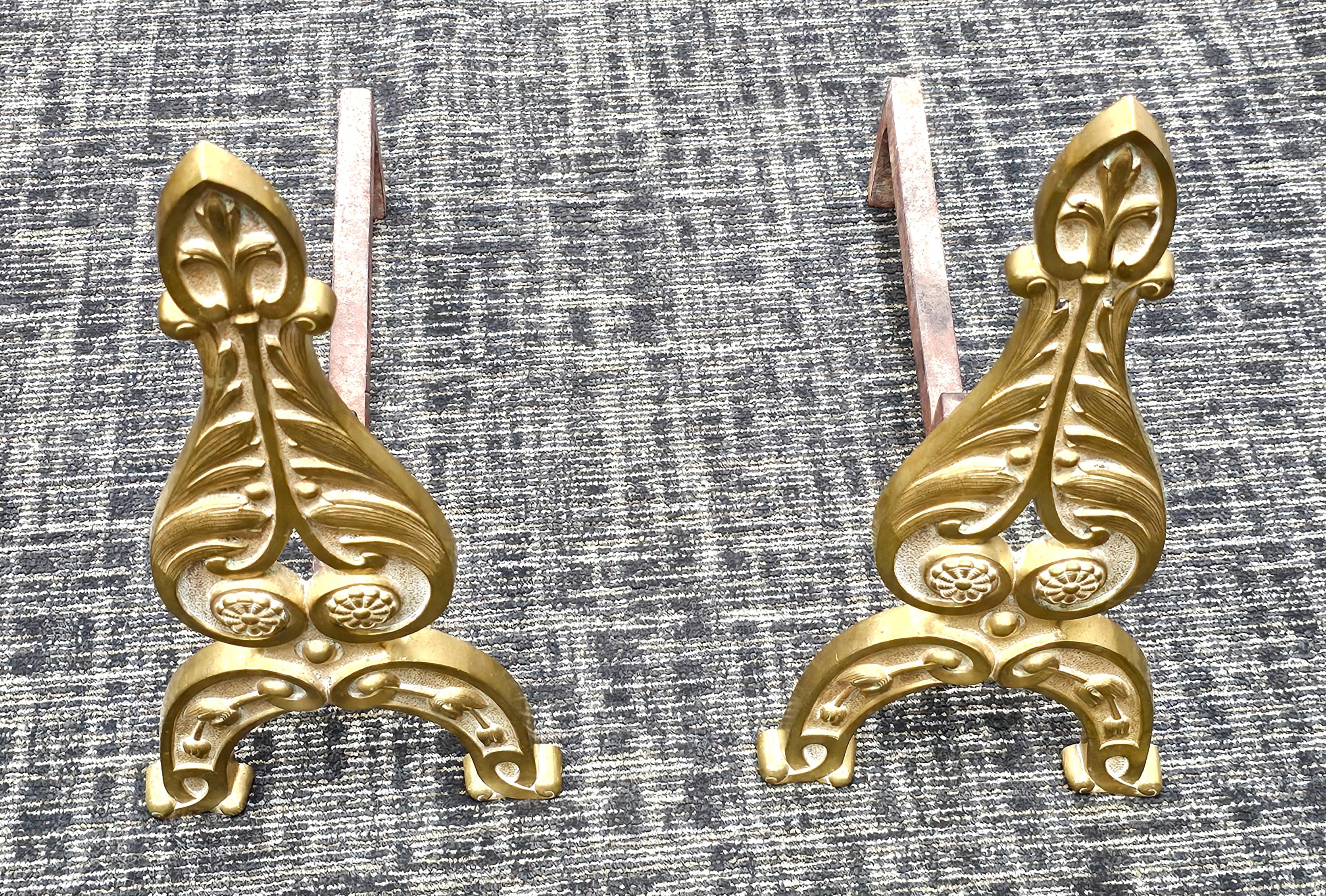 Paire de chenets anciens en laiton moulé de forme feuillagée, de style néoclassique français en vente 1