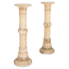 Paire d
anciens guéridons en albâtre blanc crème de style néoclassique français