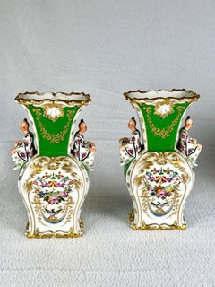 Paire de vases anciens en porcelaine « Old Paris » peints à la main représentant des scènes romantiques, vers 1850