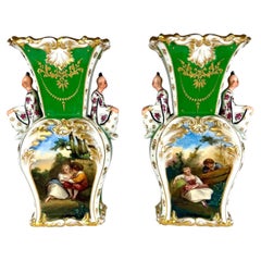 Paire de vases anciens en porcelaine « Old Paris » peints à la main représentant des scènes romantiques, vers 1850