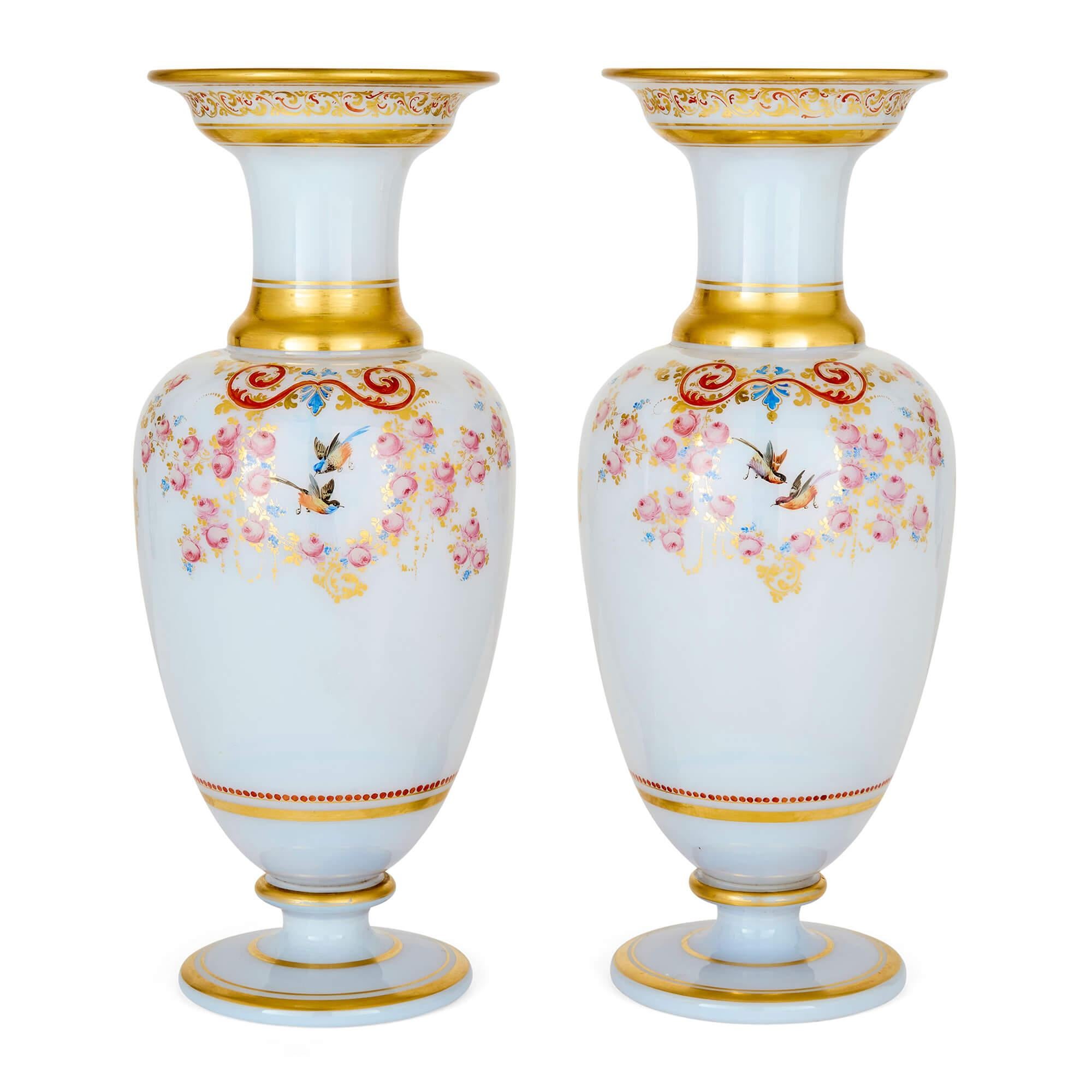 Coppia di vasi floreali dipinti in vetro opalino francese Antique French Baccarat
Francese, metà del XIX secolo 
Altezza 40 cm, diametro 17 cm

Questa superba coppia di vasi in vetro opalino è realizzata dalla stimata manifattura francese Baccarat e