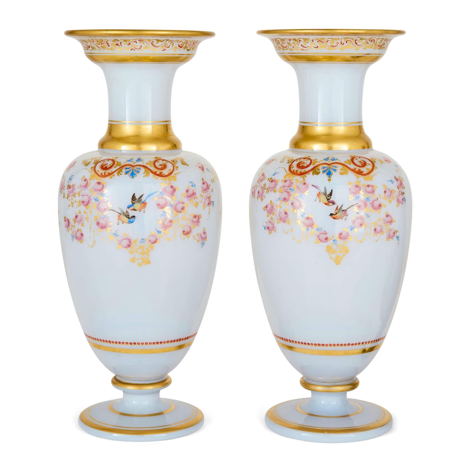 Dorato Coppia di vasi floreali dipinti in vetro opalino francese Antique French Baccarat in vendita