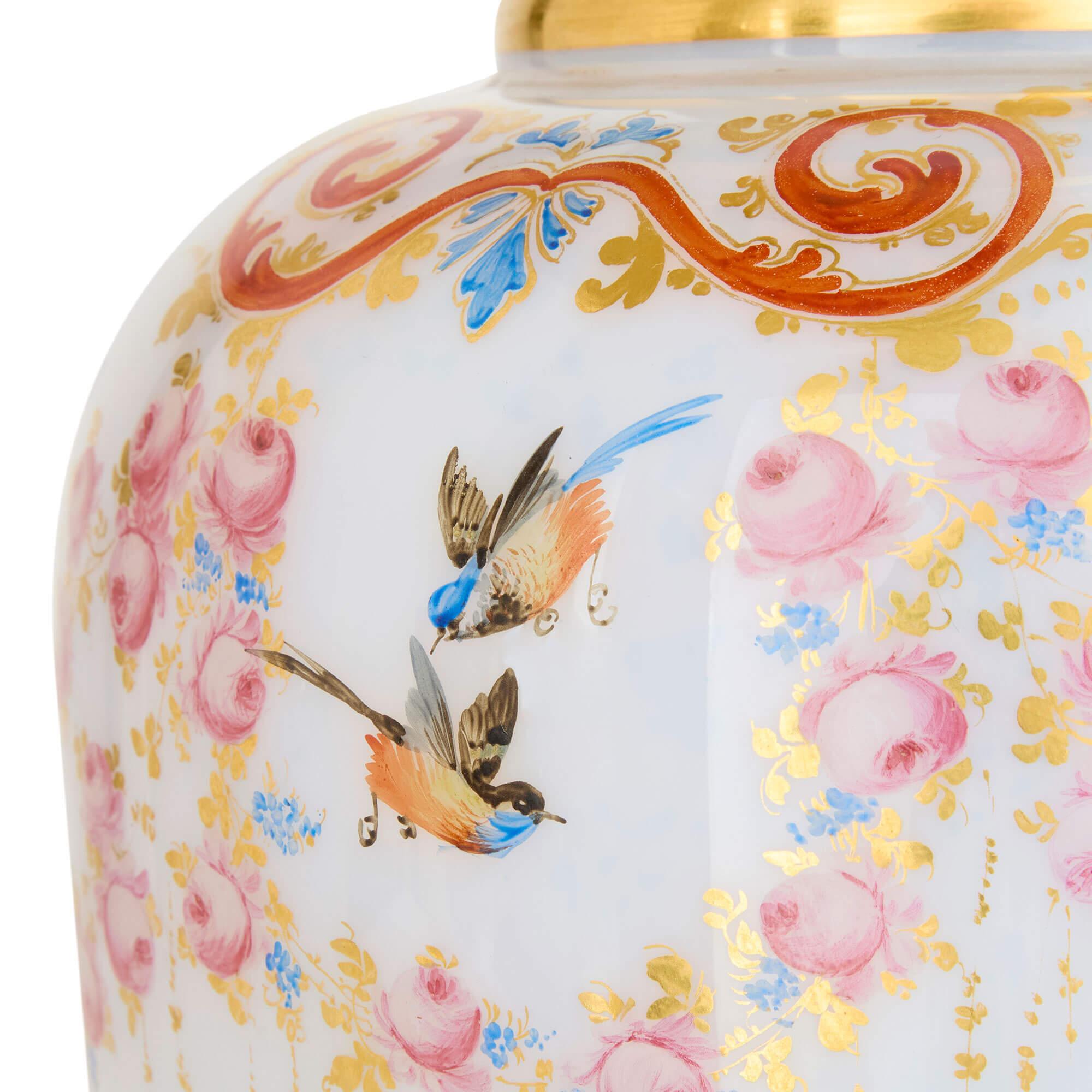Coppia di vasi floreali dipinti in vetro opalino francese Antique French Baccarat In condizioni buone in vendita a London, GB