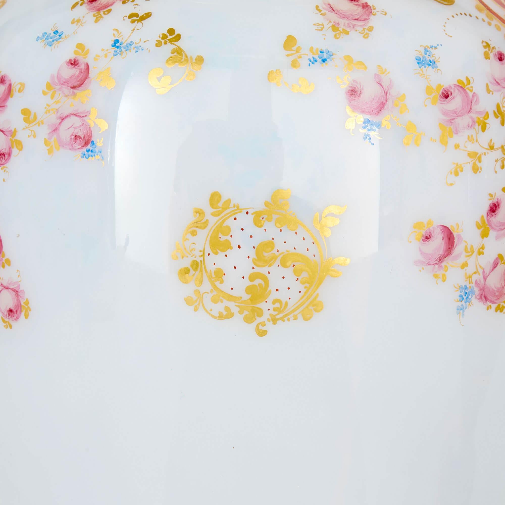 XIX secolo Coppia di vasi floreali dipinti in vetro opalino francese Antique French Baccarat in vendita