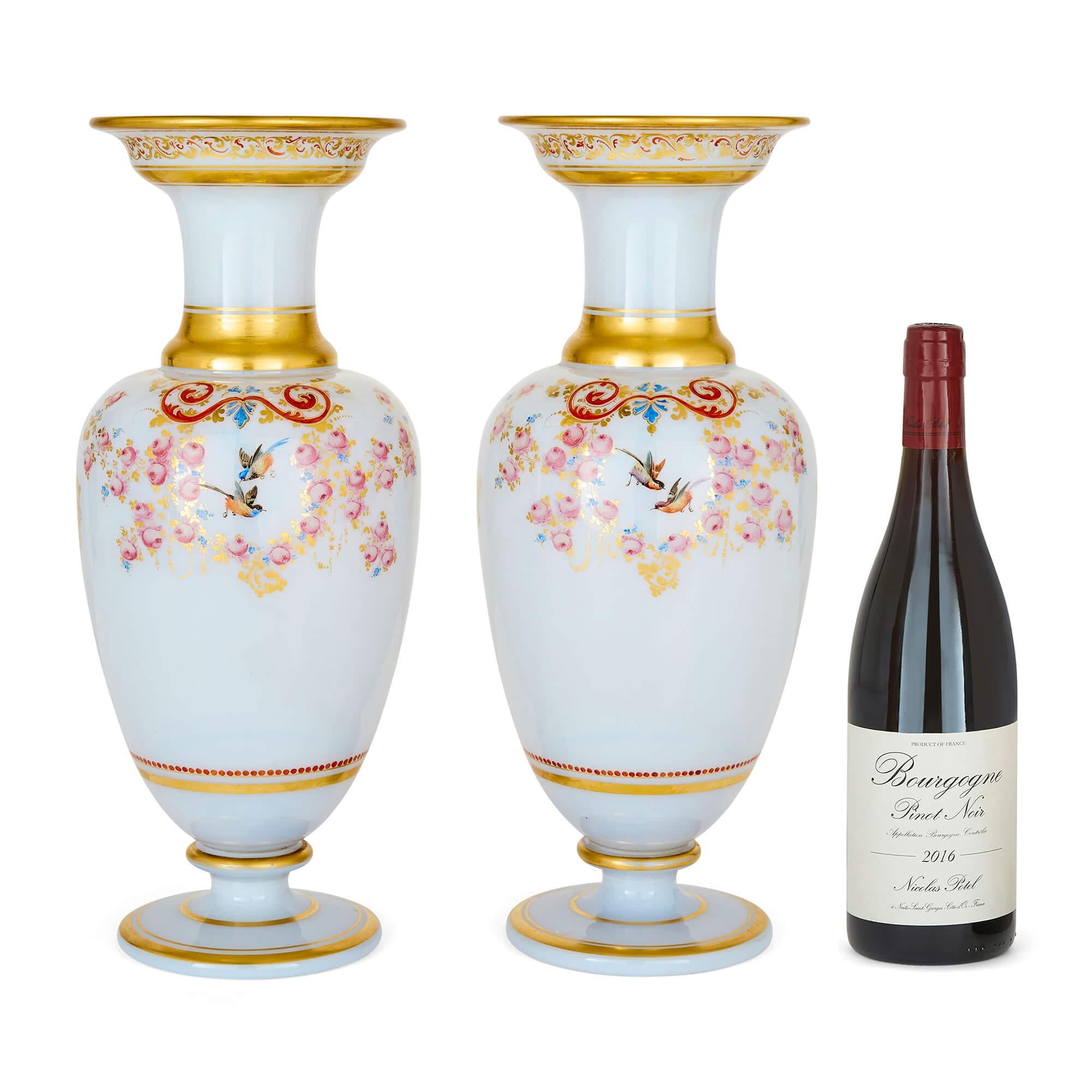 Vetro Coppia di vasi floreali dipinti in vetro opalino francese Antique French Baccarat in vendita