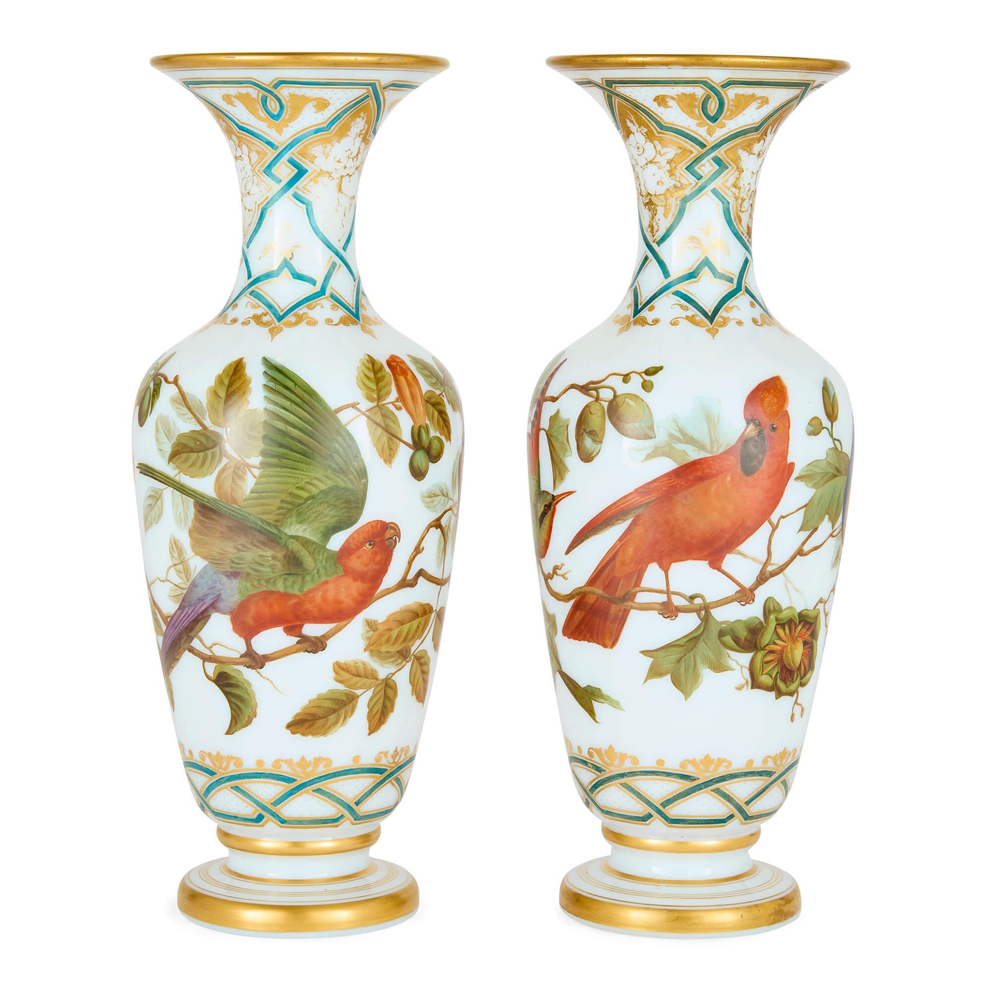 Coppia di vasi in vetro dipinto opalino francese Antique French Fiori Uccelli Baccarat 
Francese, metà del XIX secolo 
Altezza 39,5 cm, diametro 15 cm

Esempio di maestria francese del XIX secolo, questa raffinata coppia di vasi a forma di anfora