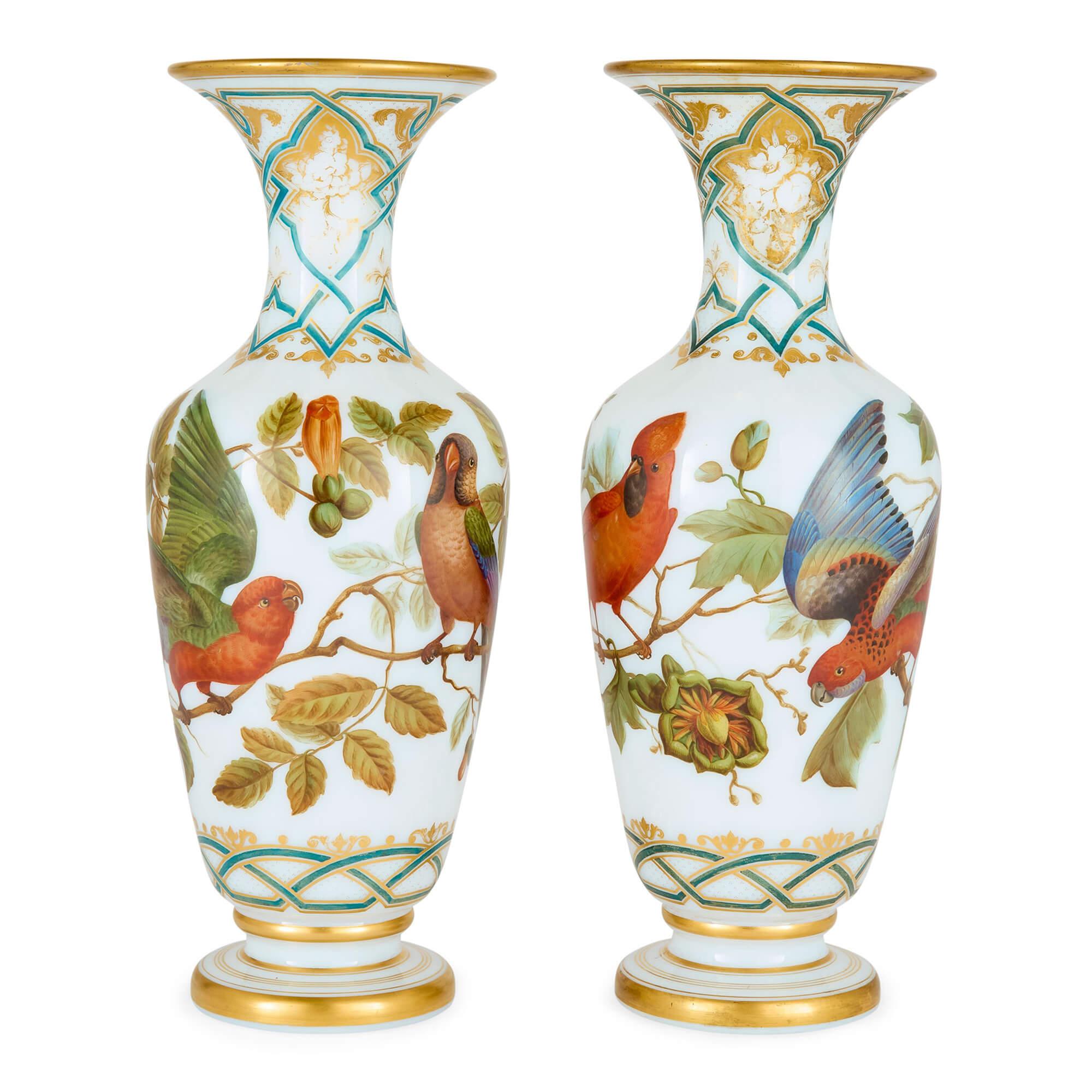 Francese Coppia di vasi in vetro dipinto opalino francese Antique French Fiori Uccelli Baccarat in vendita