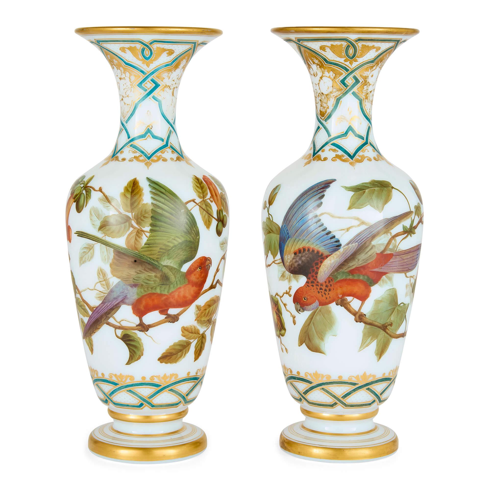 Dorato Coppia di vasi in vetro dipinto opalino francese Antique French Fiori Uccelli Baccarat in vendita
