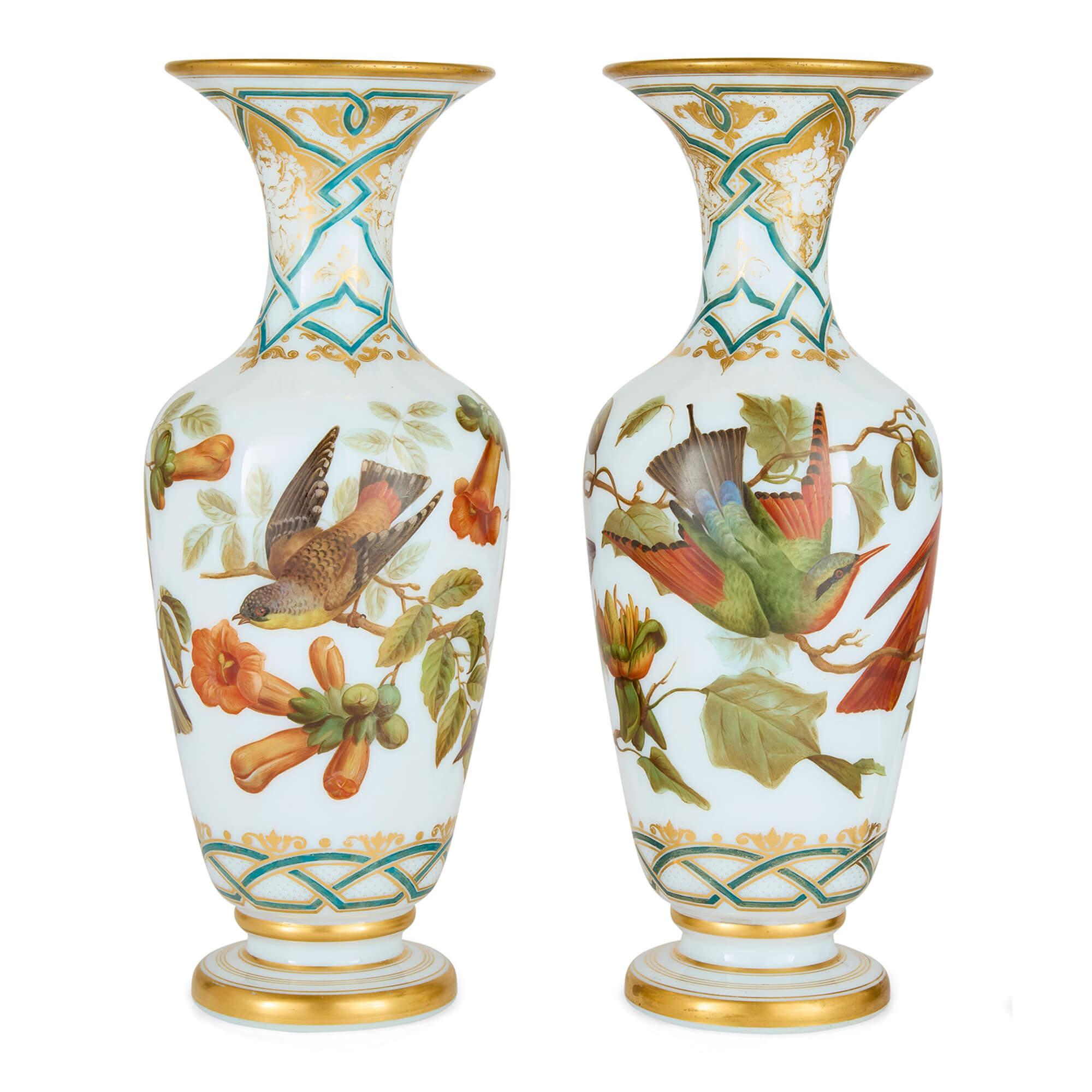 Coppia di vasi in vetro dipinto opalino francese Antique French Fiori Uccelli Baccarat In condizioni buone in vendita a London, GB