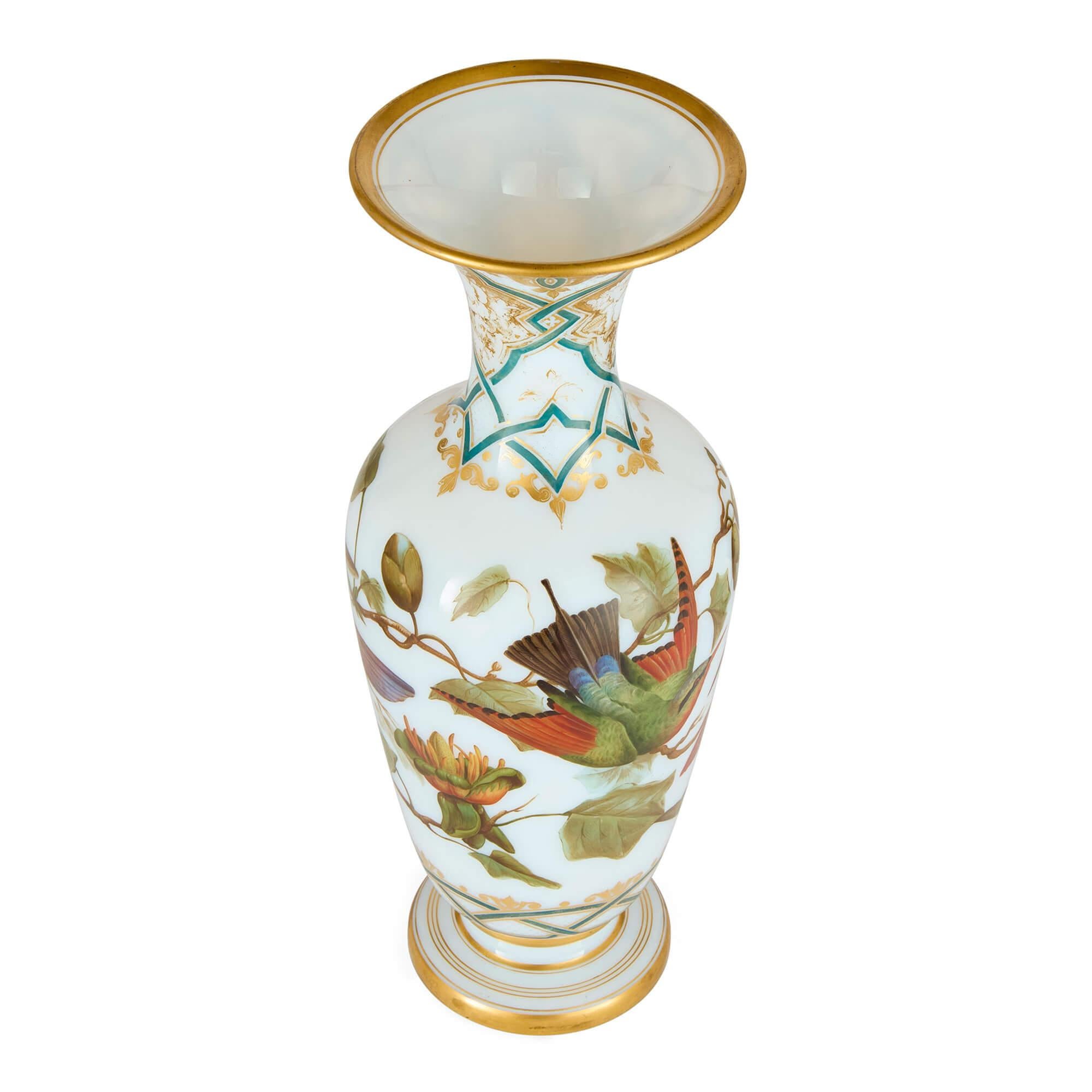 XIX secolo Coppia di vasi in vetro dipinto opalino francese Antique French Fiori Uccelli Baccarat in vendita