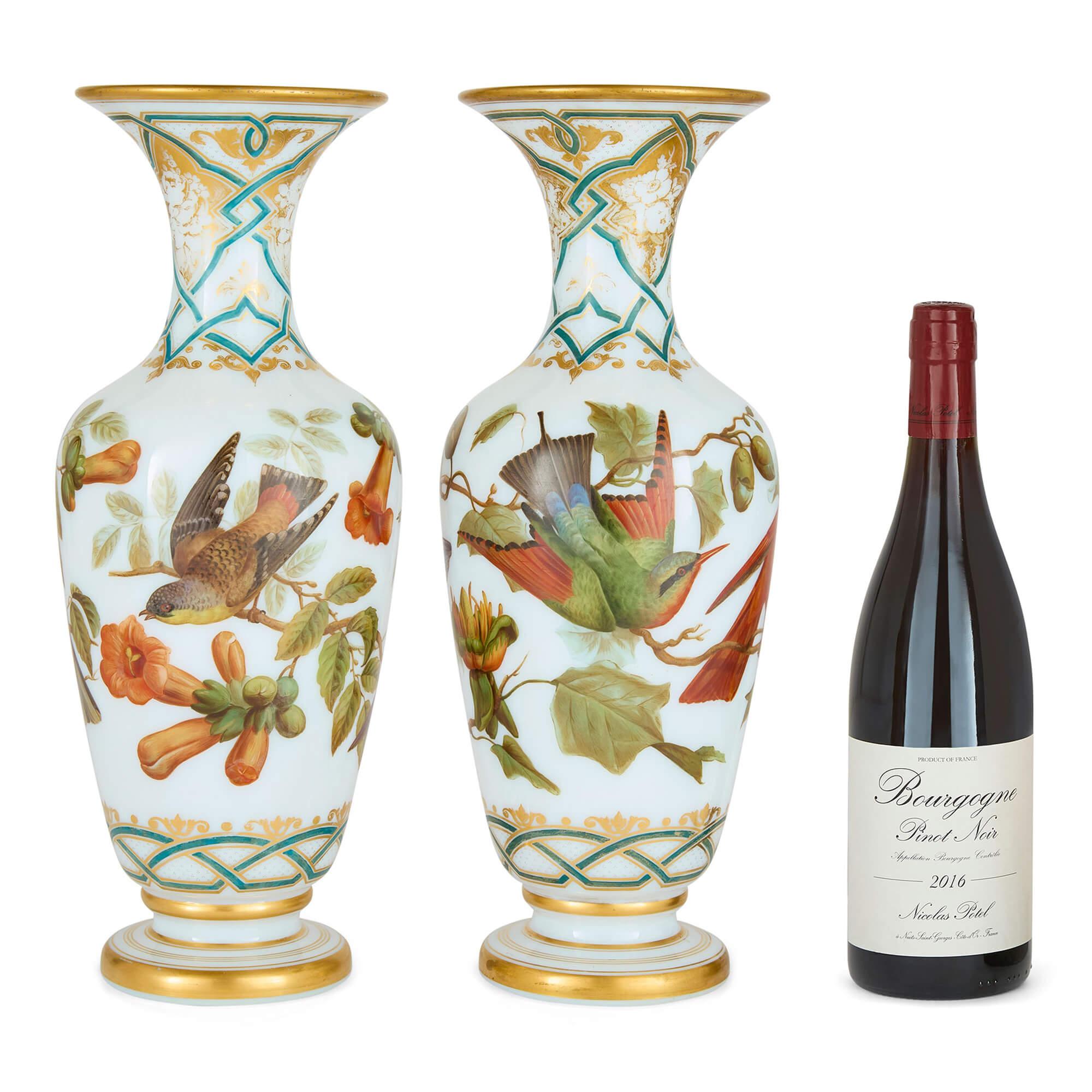 Vetro Coppia di vasi in vetro dipinto opalino francese Antique French Fiori Uccelli Baccarat in vendita
