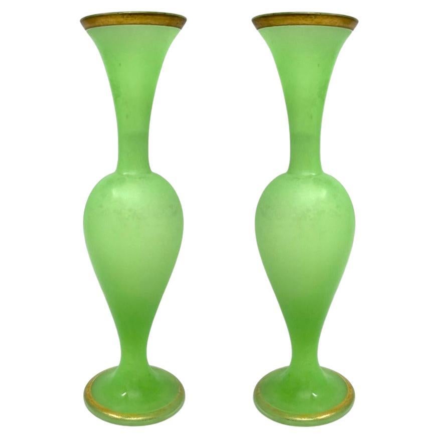 Paire de vases français anciens du 19ème siècle en verre opalin vert chartreuse et or.