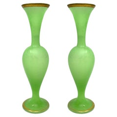 Paire de vases français anciens du 19ème siècle en verre opalin vert chartreuse et or.