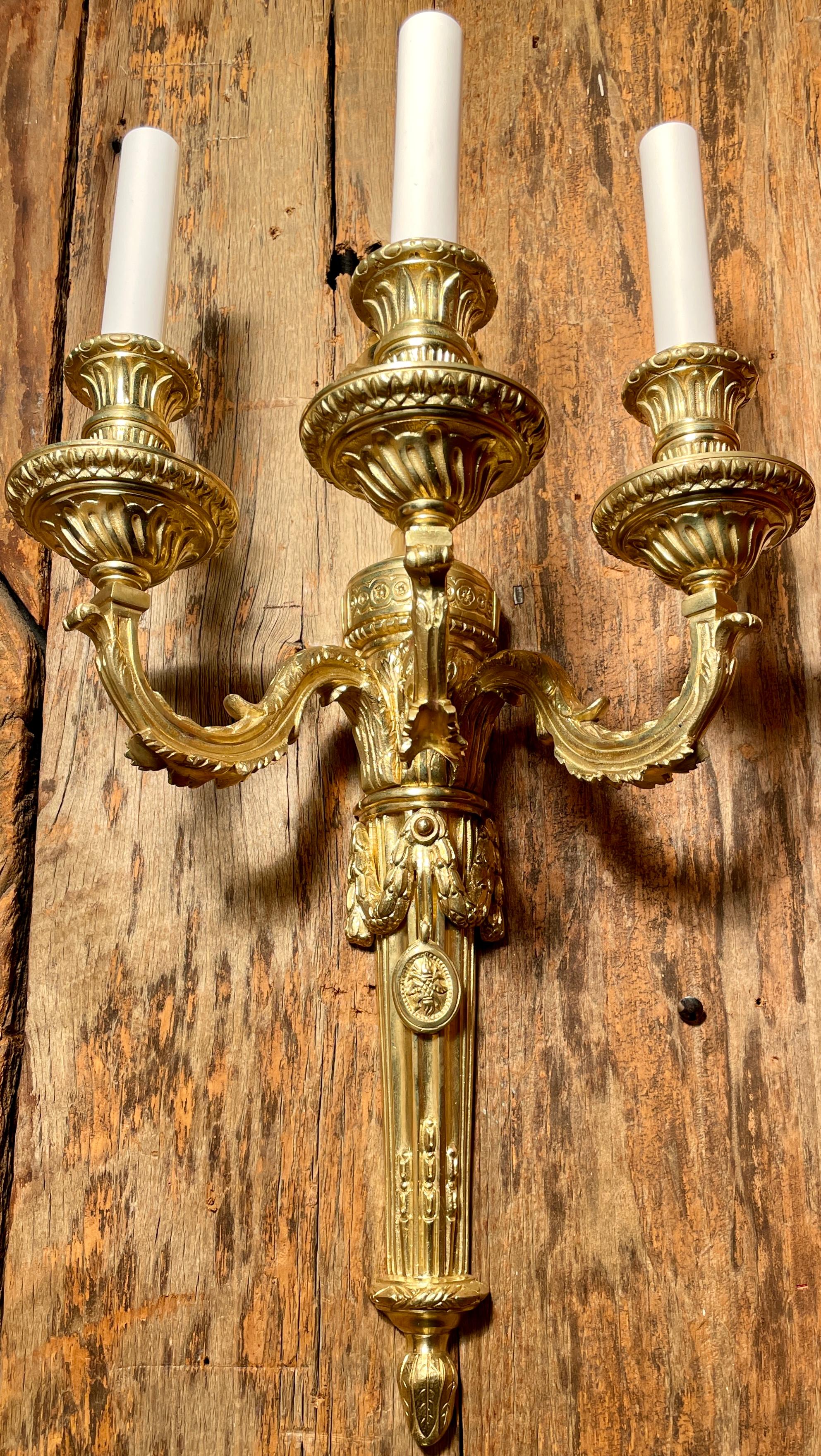 Français Paire d'appliques anciennes à 3 lumières en bronze doré, vers 1890 en vente