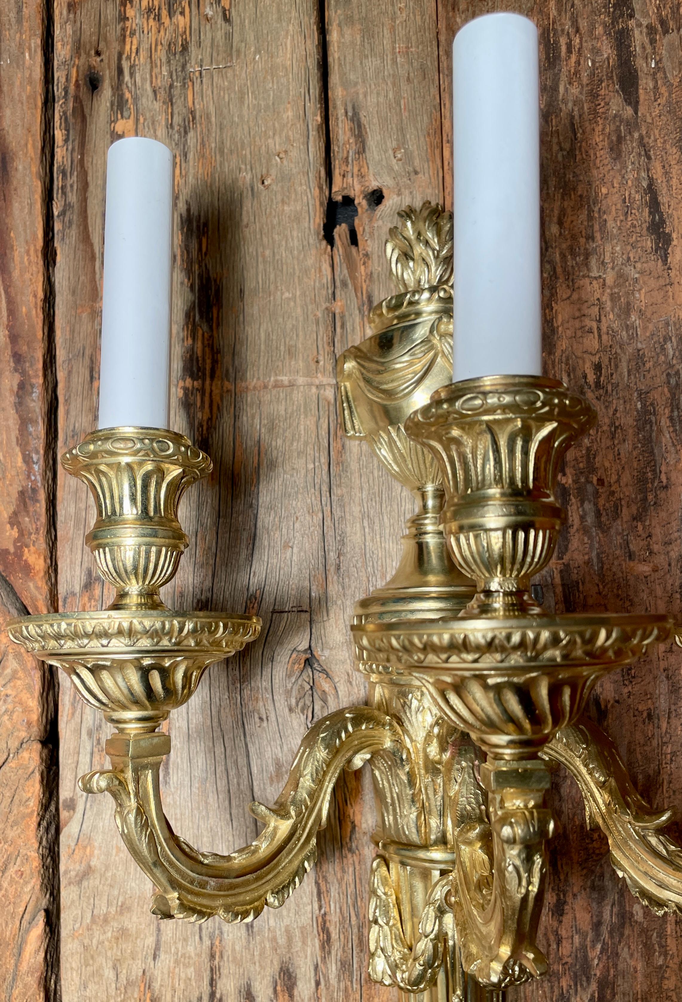 XIXe siècle Paire d'appliques anciennes à 3 lumières en bronze doré, vers 1890 en vente