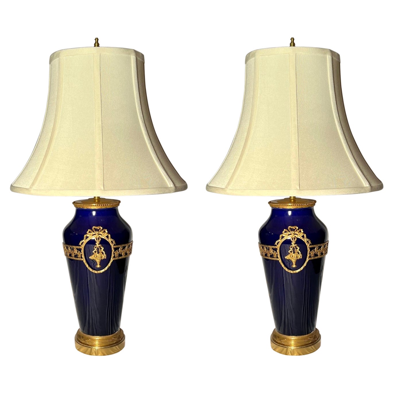 Par de Lámparas Antiguas Francesas de Ormolu y Porcelana Esmaltada Azul Cobalto, Circa 1890