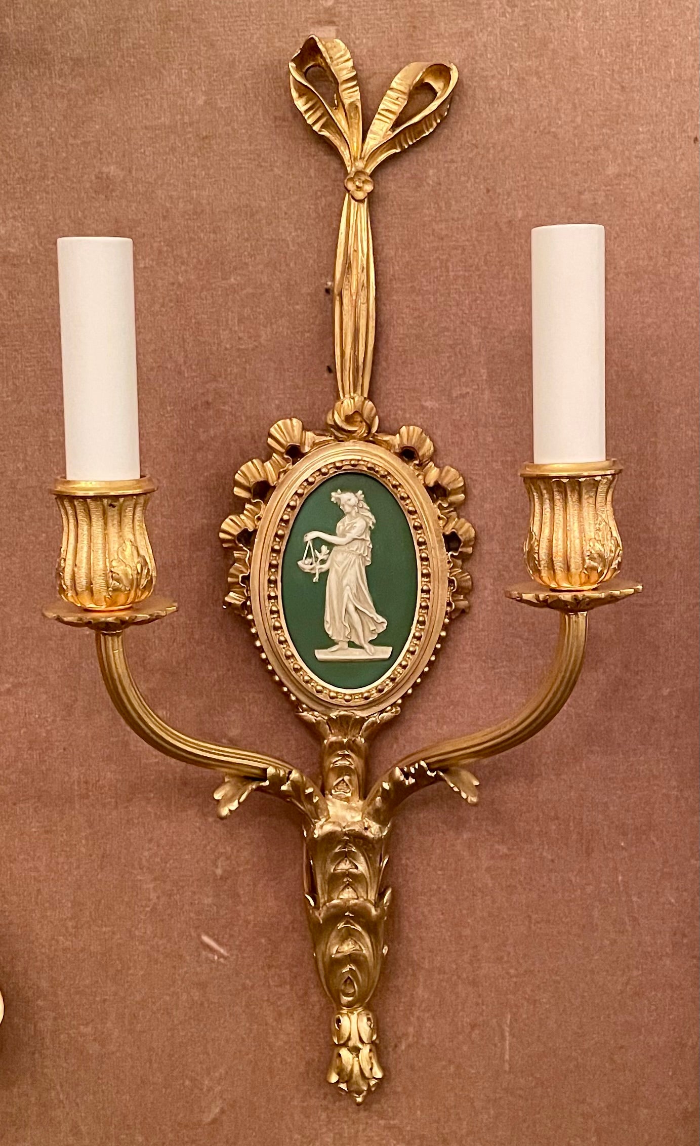Francese Coppia di antiche lampade francesi in porcellana Ormolu e Wedgwood, CIRCA 1885-1895. in vendita