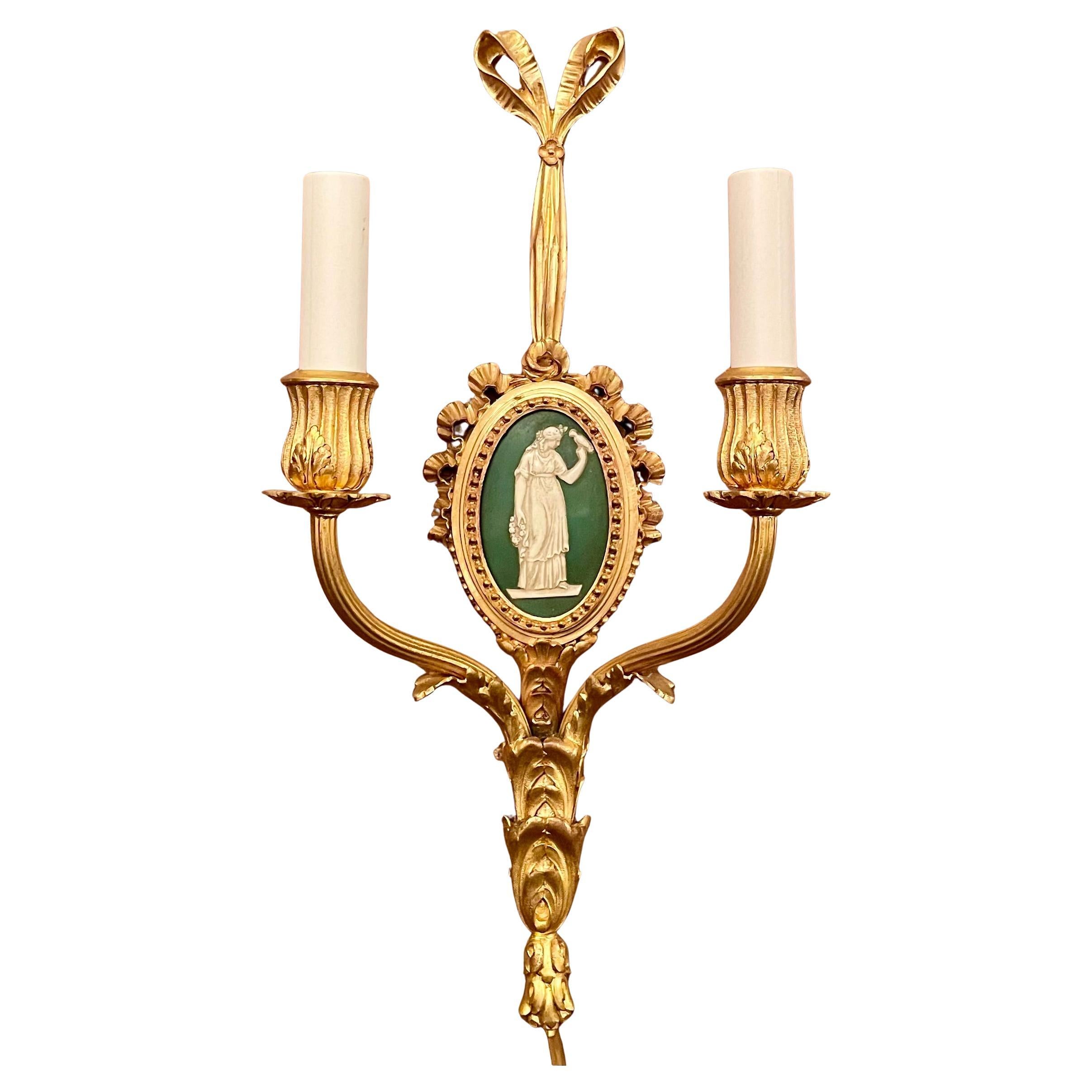 Coppia di antiche lampade francesi in porcellana Ormolu e Wedgwood, CIRCA 1885-1895. In condizioni buone in vendita a New Orleans, LA