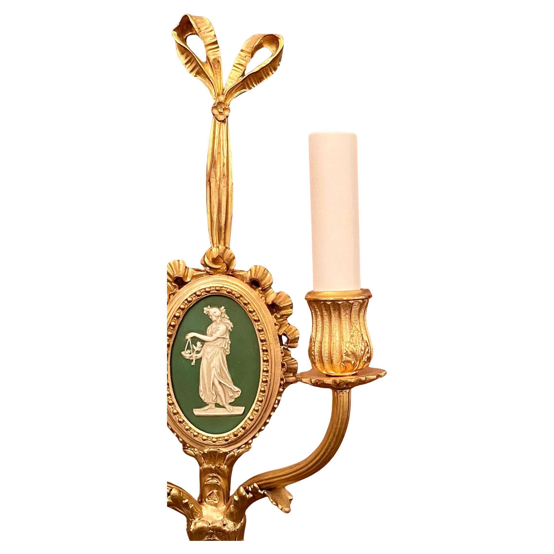 Similoro Coppia di antiche lampade francesi in porcellana Ormolu e Wedgwood, CIRCA 1885-1895. in vendita