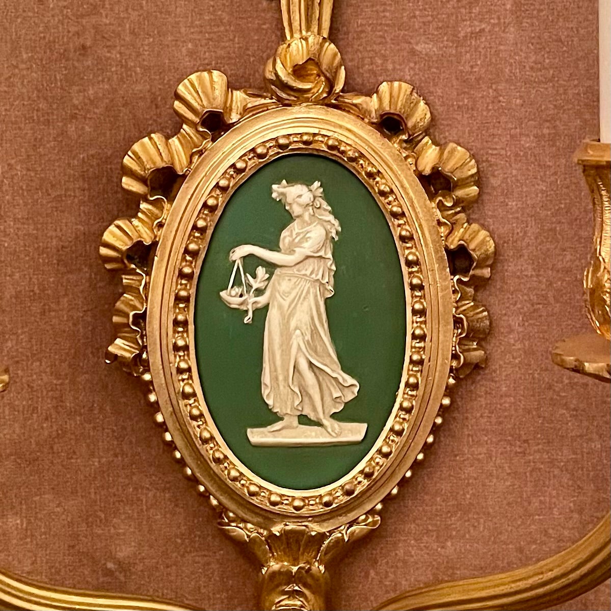 Coppia di antiche lampade francesi in porcellana Ormolu e Wedgwood, CIRCA 1885-1895. in vendita 1