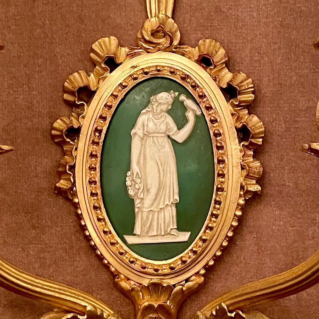 Coppia di antiche lampade francesi in porcellana Ormolu e Wedgwood, CIRCA 1885-1895. in vendita 2