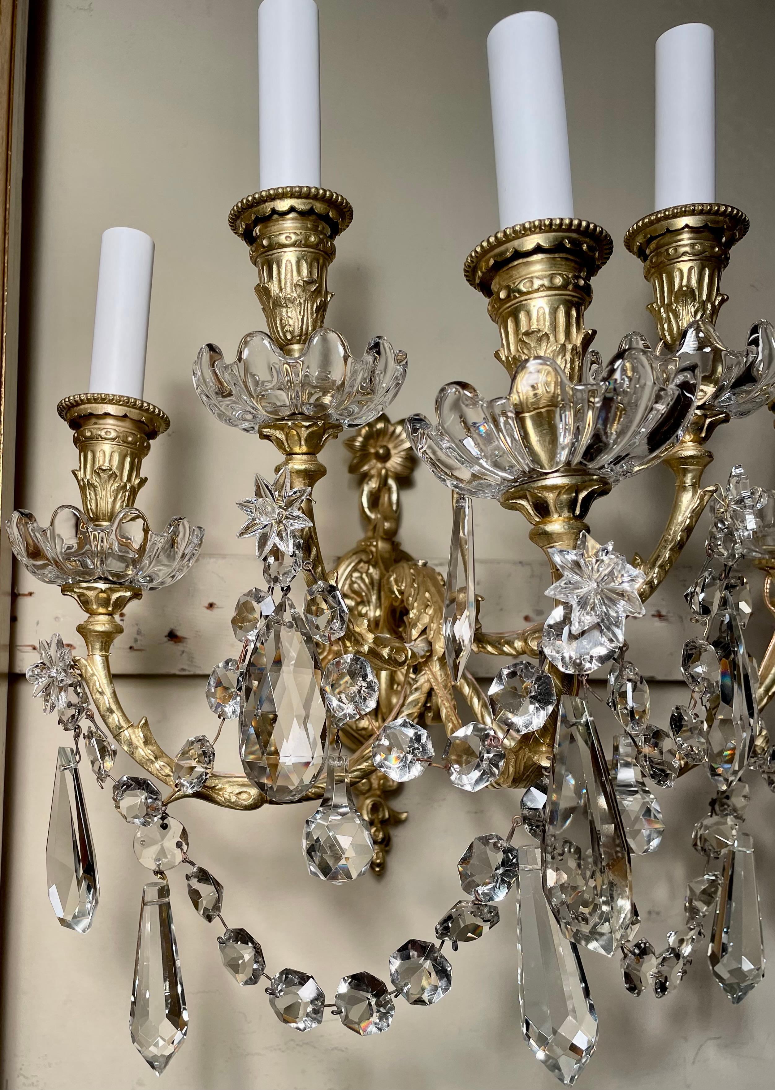 Français Paire d'appliques françaises anciennes à 5 lumières en bronze doré et cristal de Baccarat, vers 1890 en vente