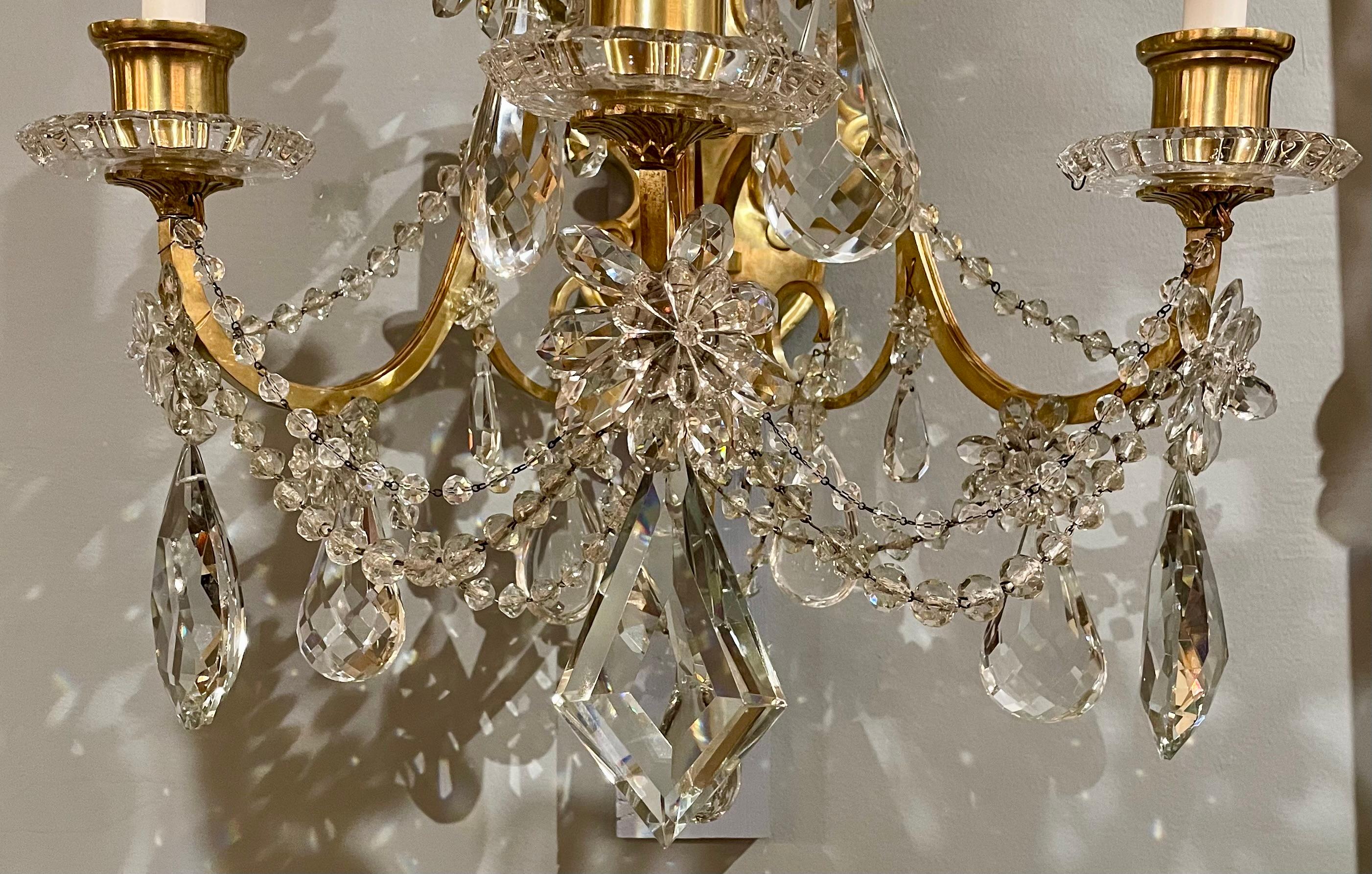 XIXe siècle Paire d'appliques anciennes en bronze doré et cristal de Baccarat Circa 1885 en vente