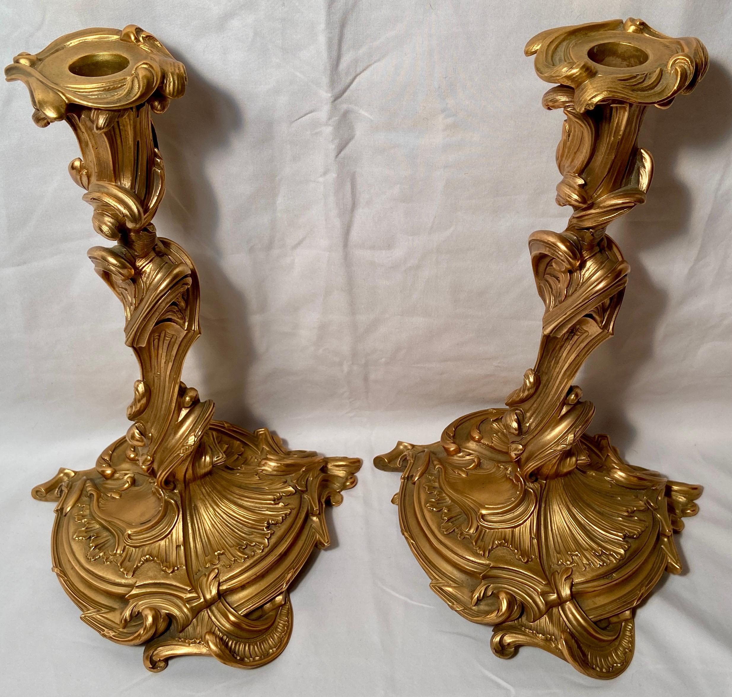Außergewöhnliches Paar antiker französischer Ormolu-Kerzenleuchter, ca. 1870-1880.