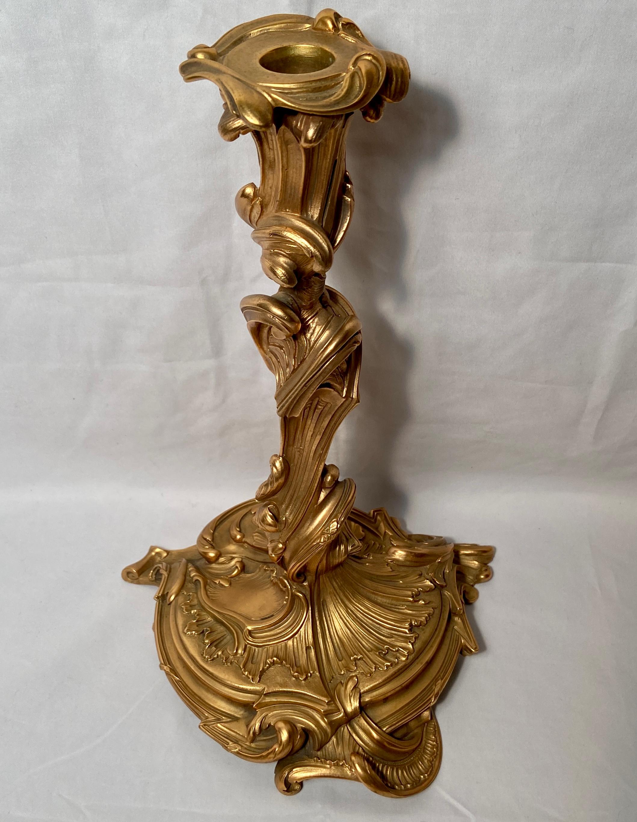 Paar antike französische Goldbronze-Kerzenständer, um 1870-1880 im Angebot 1